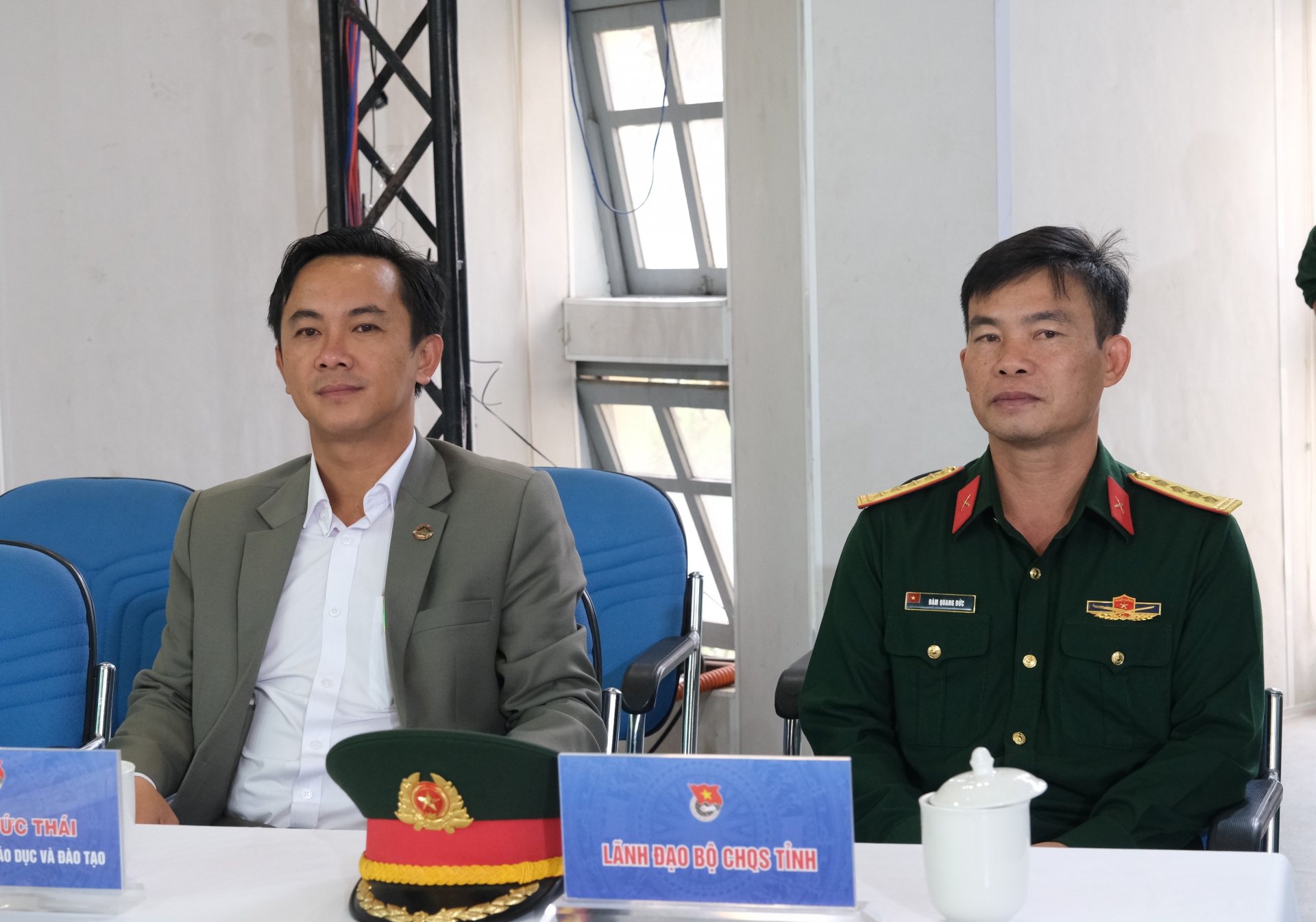 Đại diện lãnh đạo Bộ Chỉ huy Quân sự tỉnh và Sở Giáo dục Đào tạo tham dự lễ khai mạc