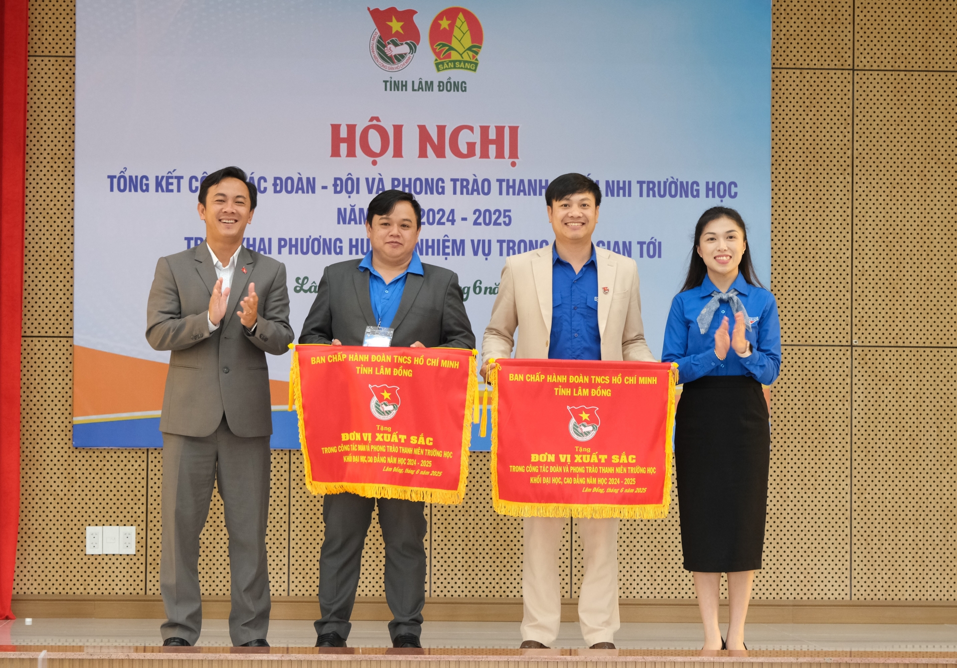 Tặng Cờ thi đua vị xuất sắc khối Đại học Cao đẳng cho Đoàn TNCS Hồ Chí Minh Trường Đại học Đà Lạt và Đoàn TNCS Hồ Chí Minh Trường Cao đẳng Đà Lạt