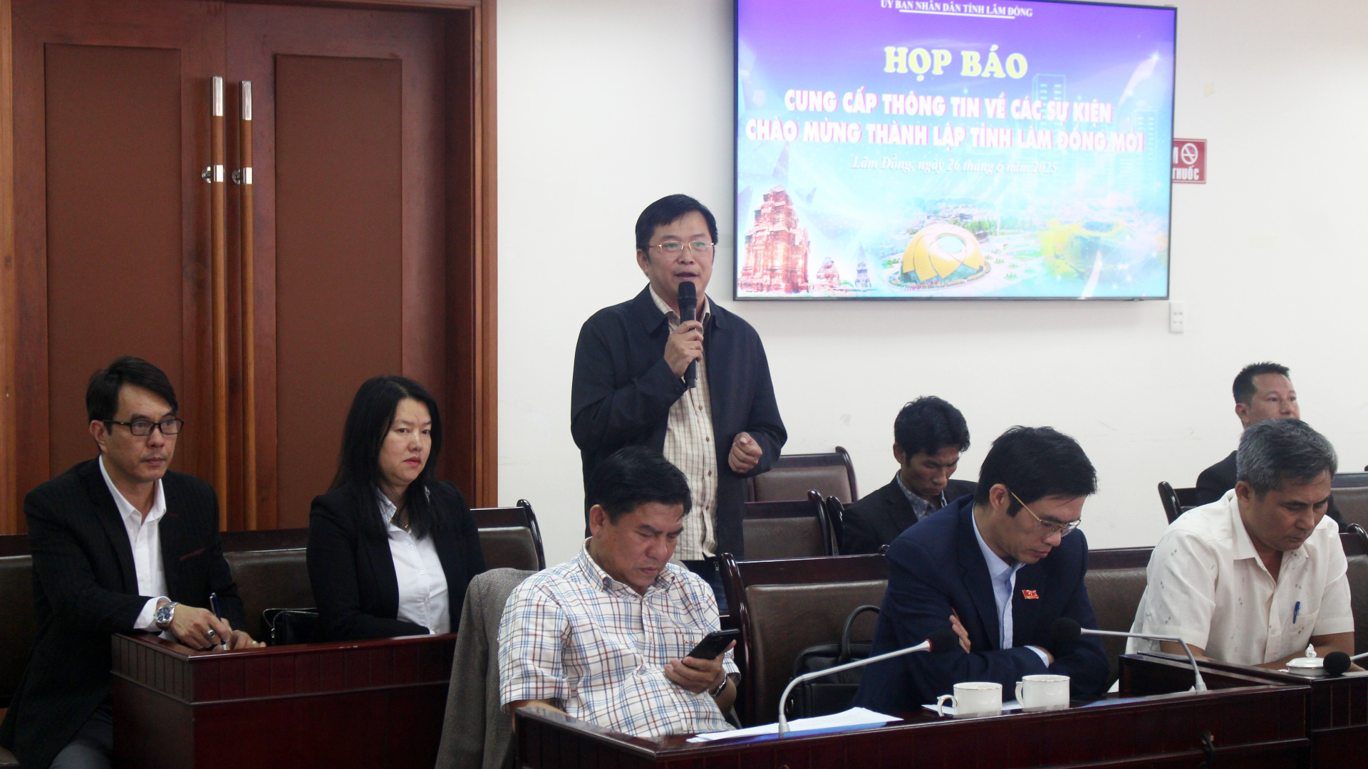 Các phóng viên, nhà báo quan tâm trao đổi nhiều vấn đề