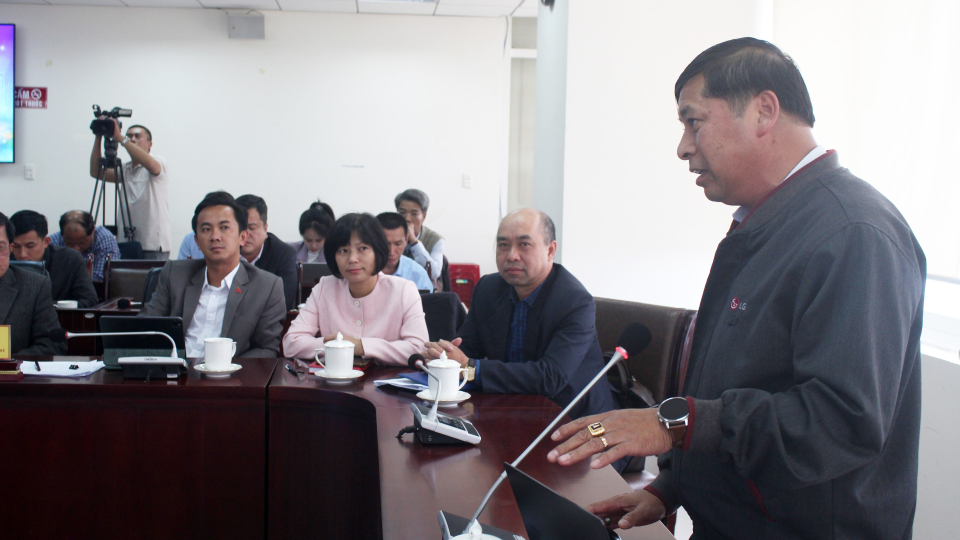 Các phóng viên, nhà báo quan tâm trao đổi nhiều vấn đề