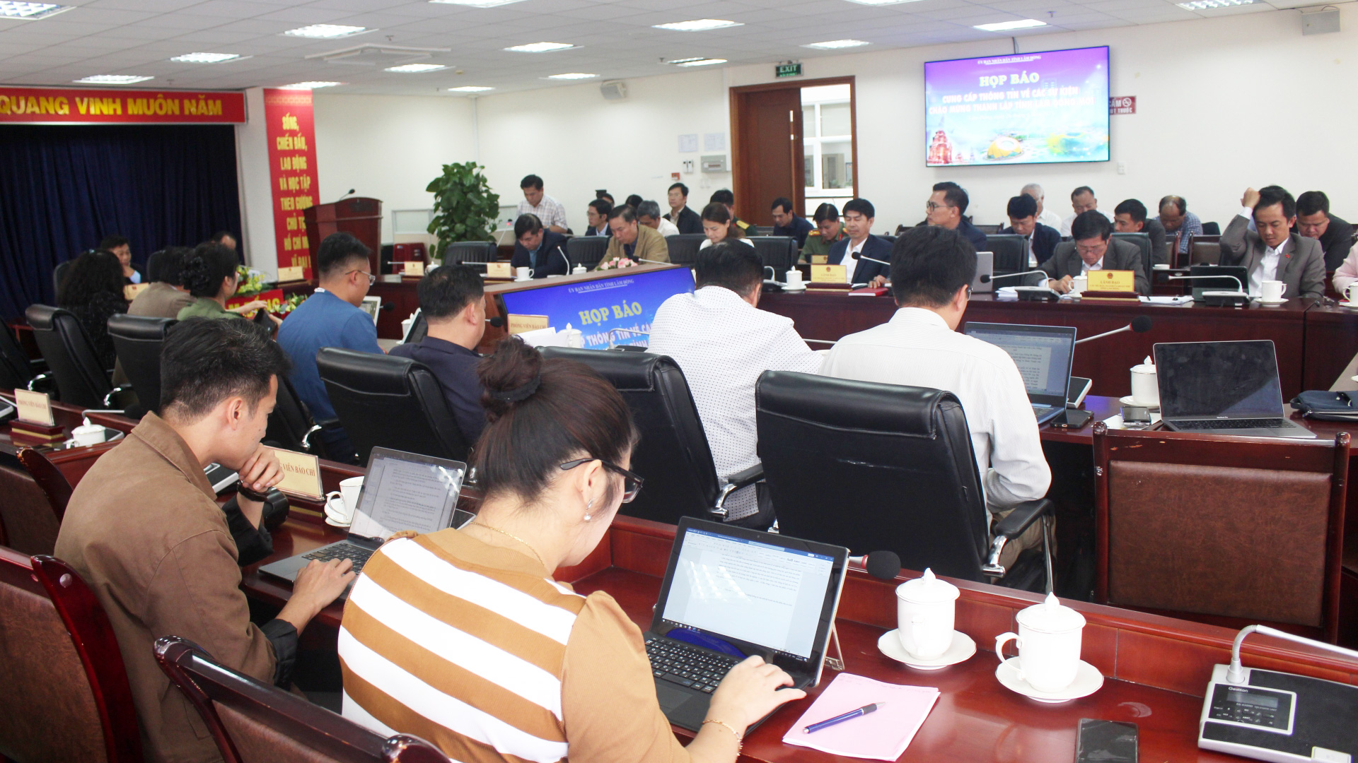 Quang cảnh cuộc họp