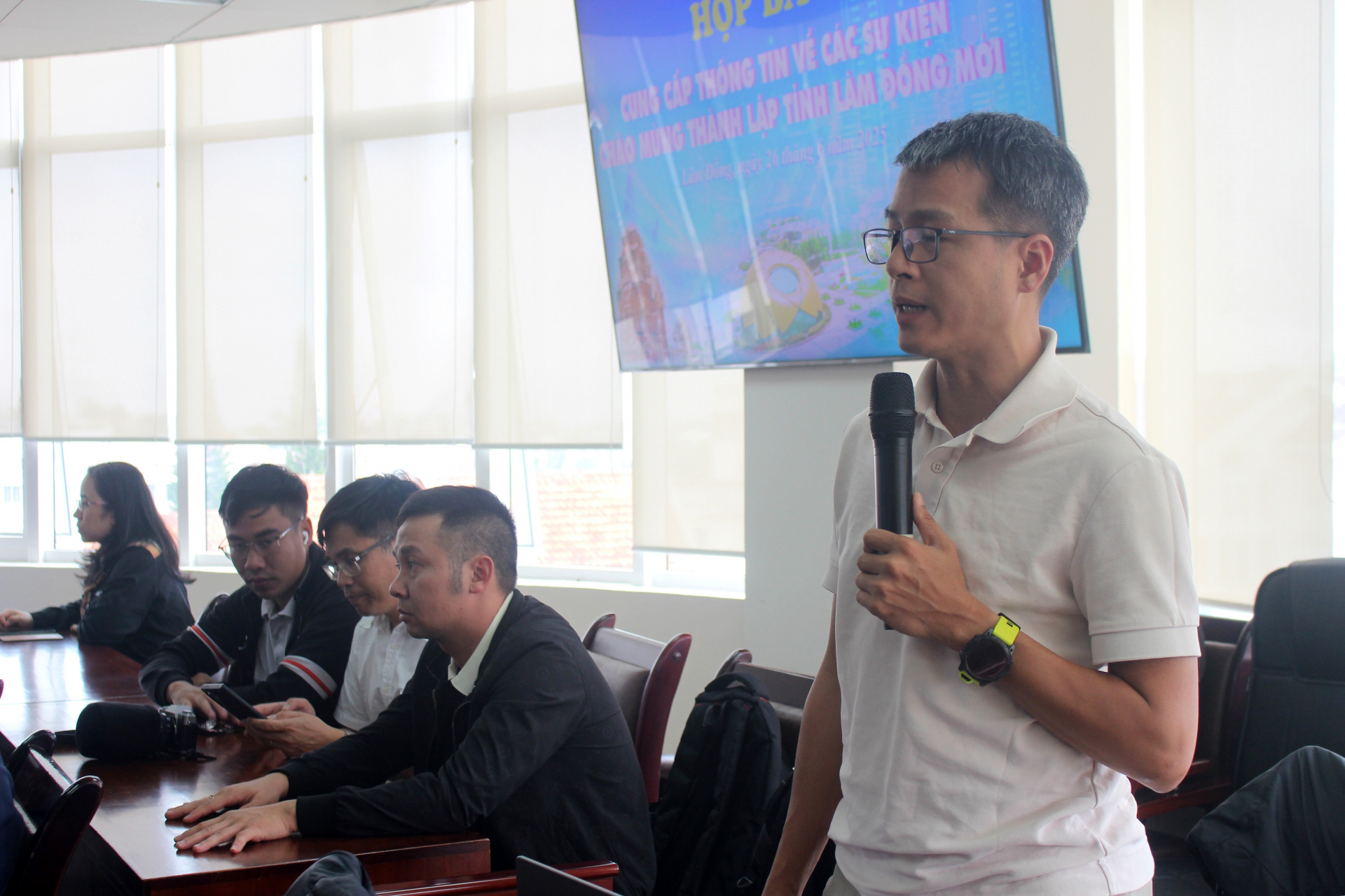 Các phóng viên, nhà báo quan tâm trao đổi nhiều vấn đề
