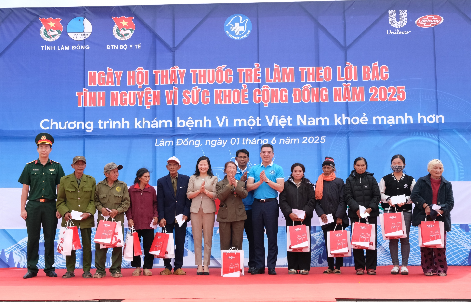 trao 10 phần quà cho các gia đình chính sách, đồng bào dân tộc thiểu số có hoàn cảnh khó khăn