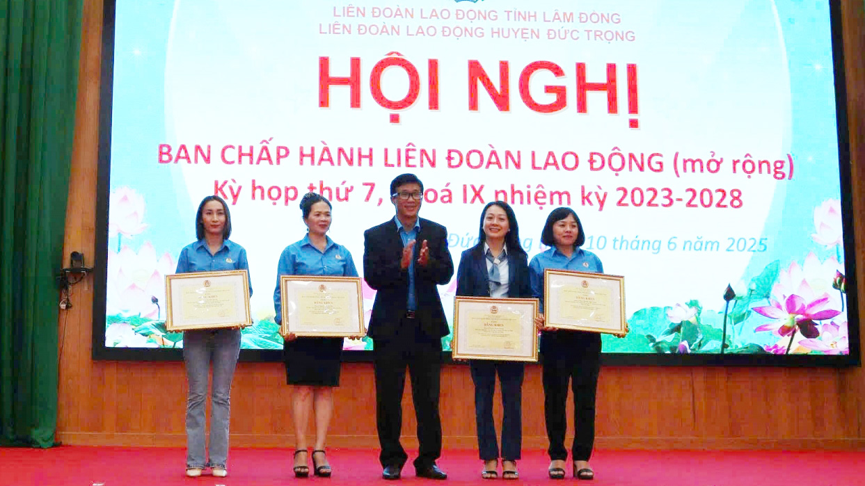 Trao giấy khen cho các cá nhân có thành tích xuất sắc trong Phong trào Công nhân và xây dựng công đoàn