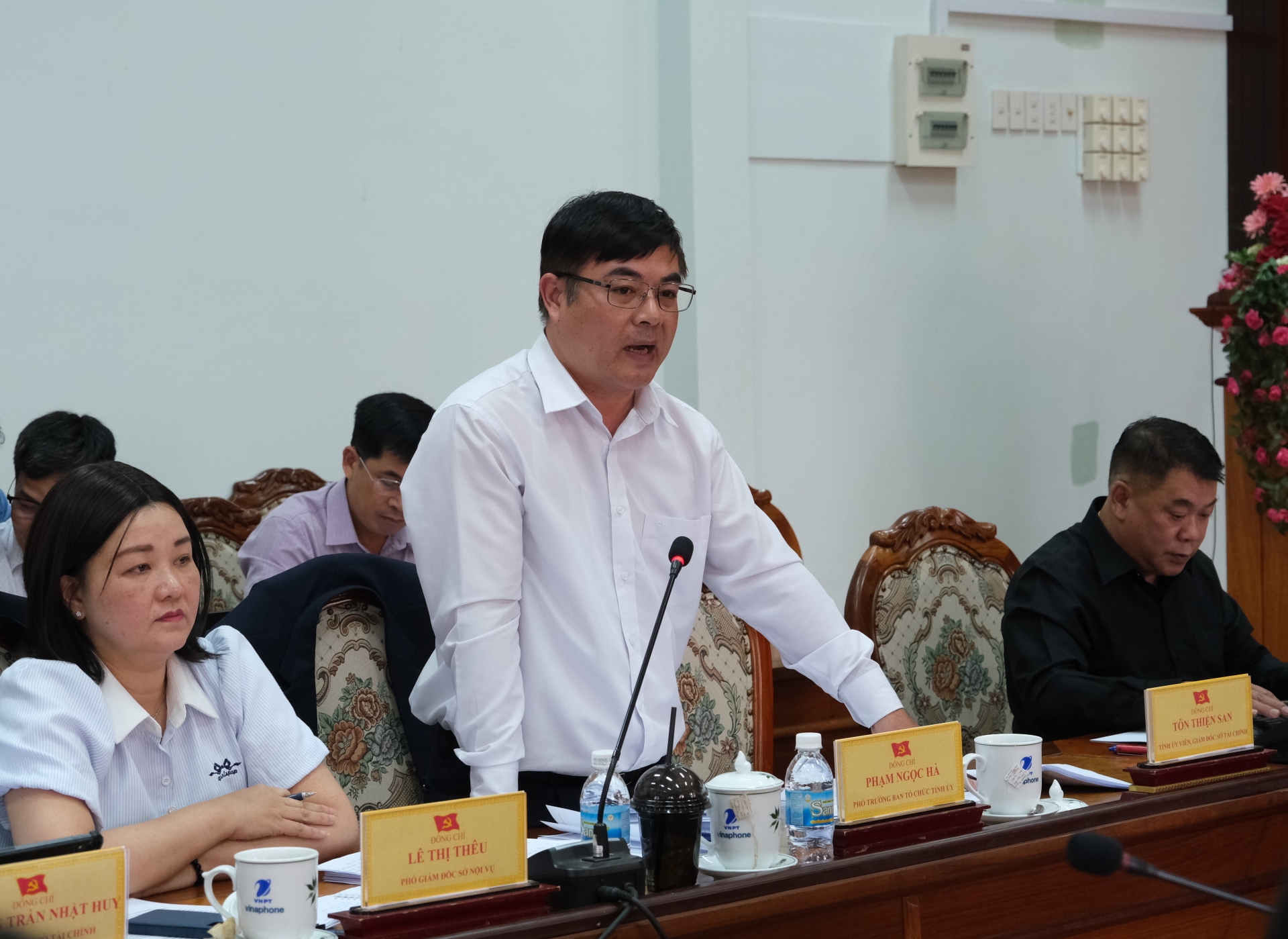 Đại diện lãnh đạo các sở, ngành phát biểu tại buổi làm việc
