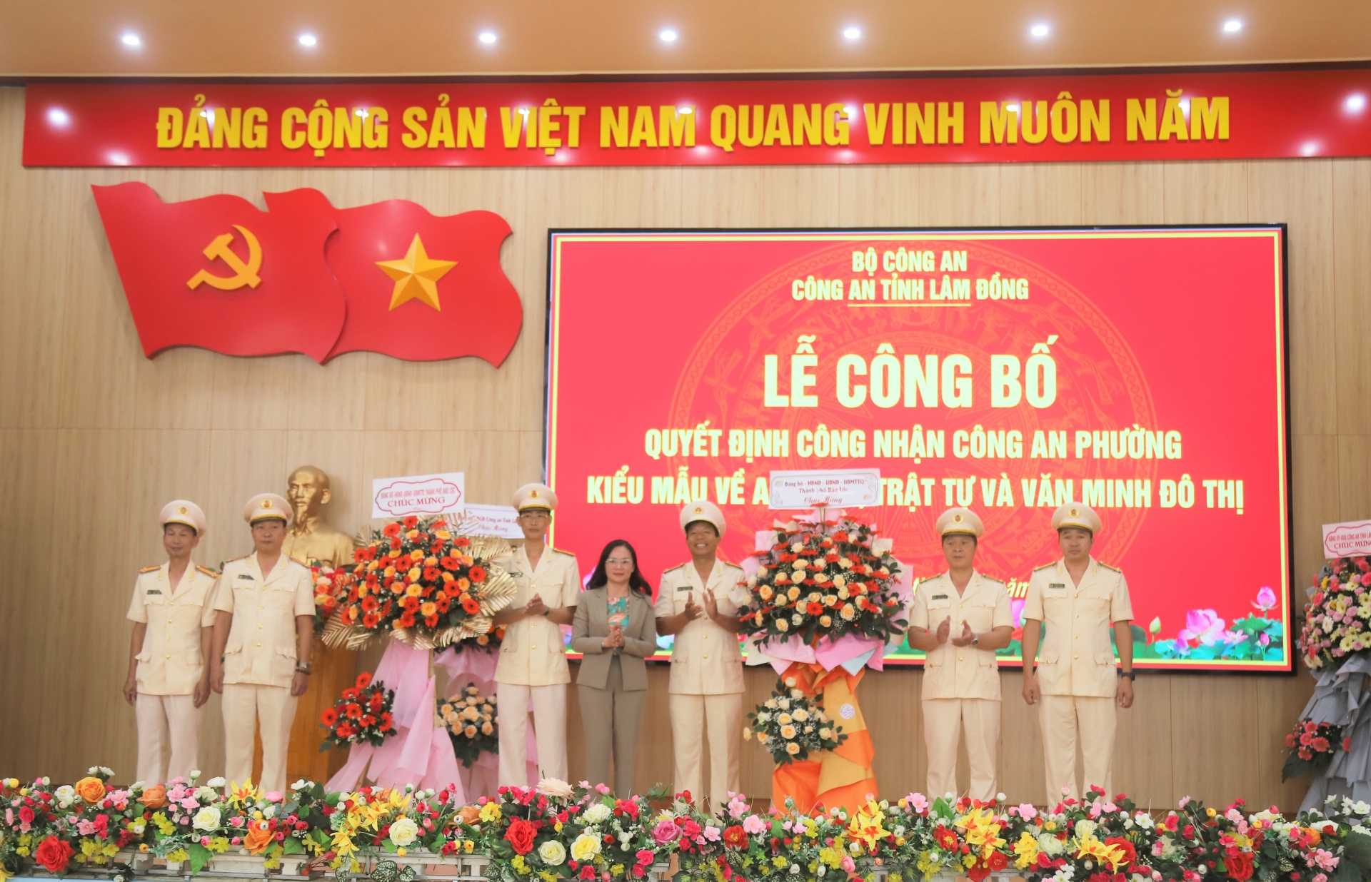 Đồng chí Võ Thị Thu Nga - Phó Chủ tịch UBND TP Bảo Lộc tặng hoa chúc mừng Công an 2 phường Lộc Tiến và Lộc Sơn