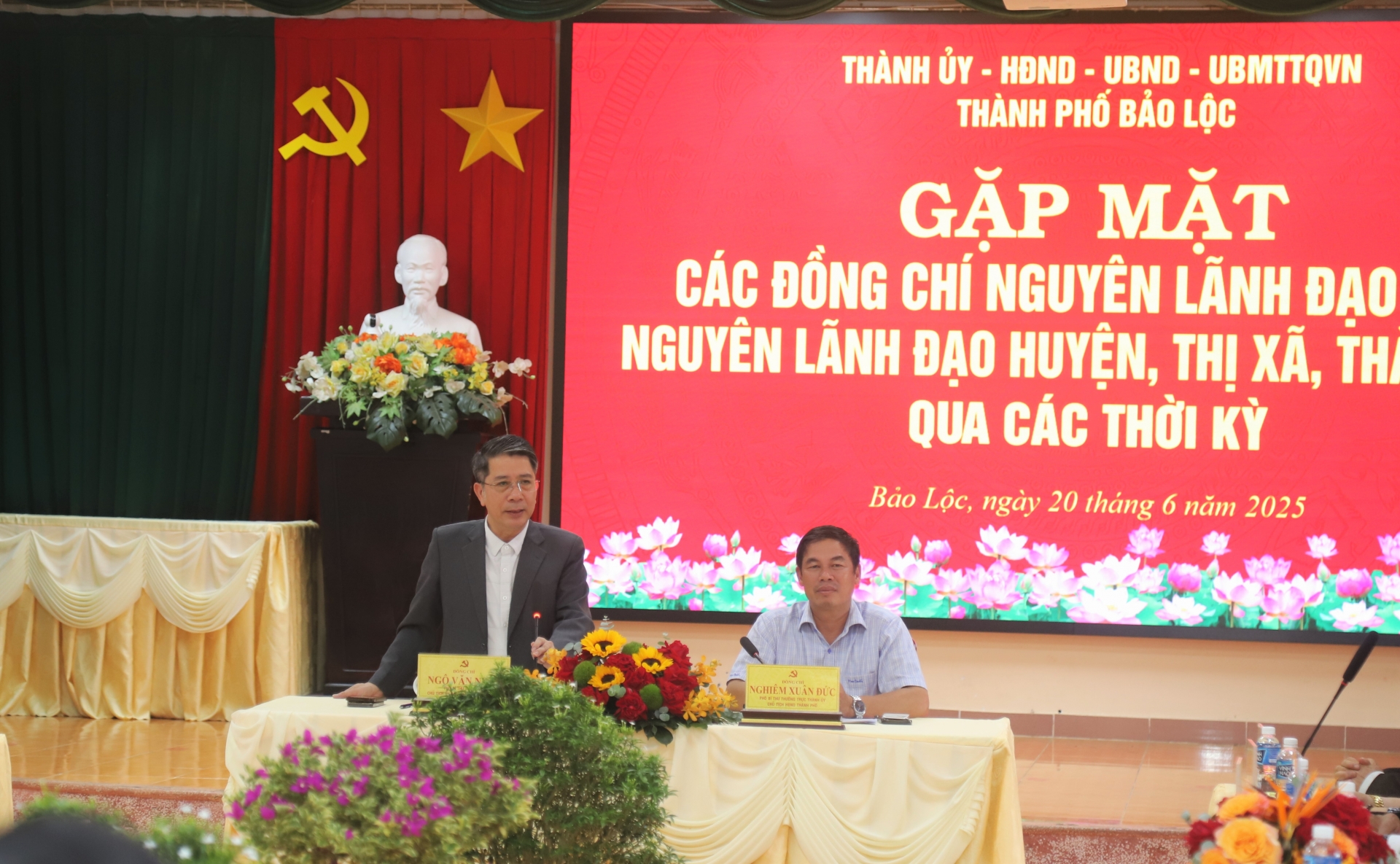 Đồng chí Ngô Văn Ninh - Chủ tịch UBND TP Bảo Lộc tiếp thu ý kiến đóng góp của các đồng chí nguyên lãnh đạo tỉnh và TP Bảo Lộc qua các thời kỳ