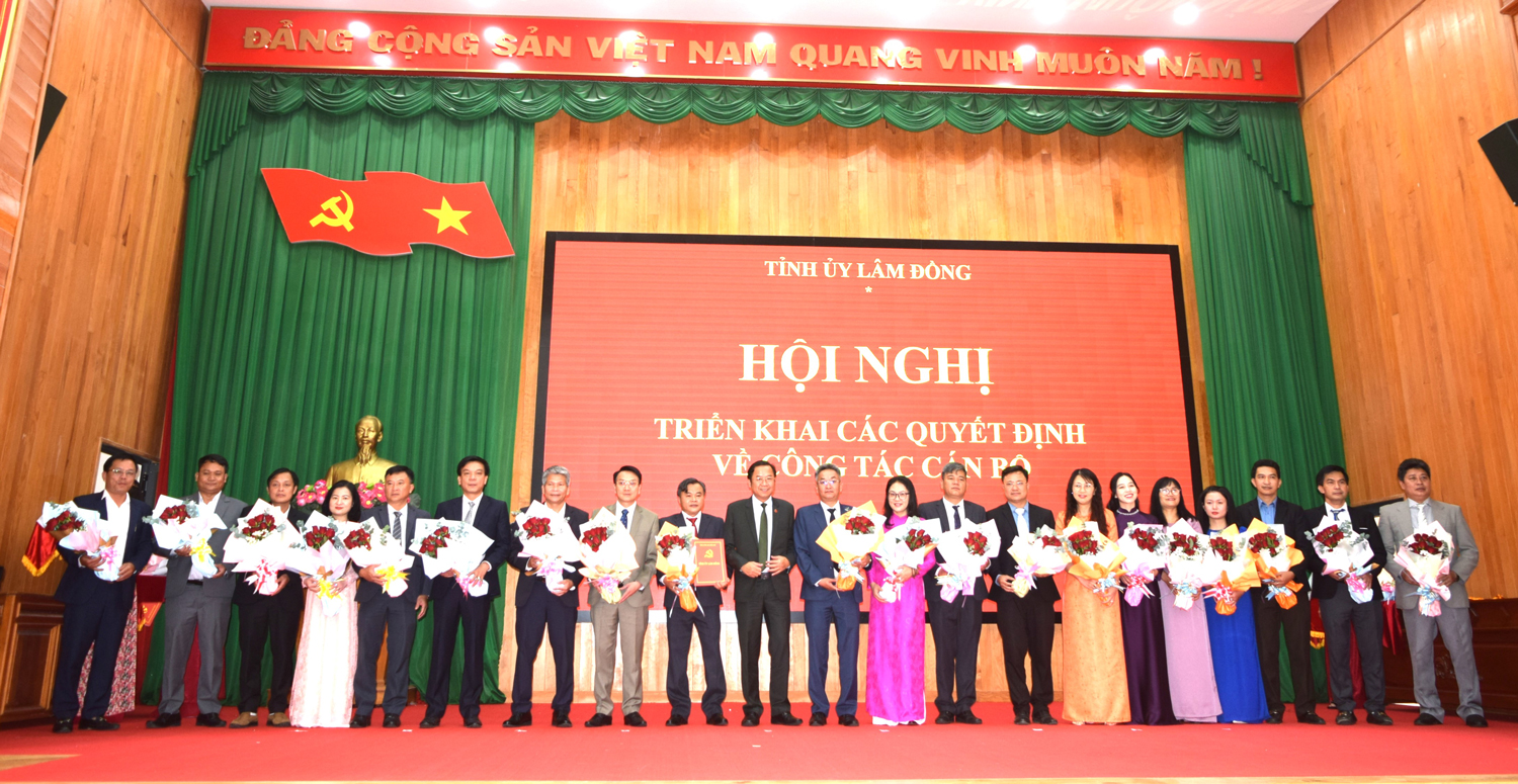 Đồng chí Tôn Thiện Đồng trao các quyết định và tặng hoa chúc mừng Ban Chấp hành Đảng bộ xã Hiệp Thạnh