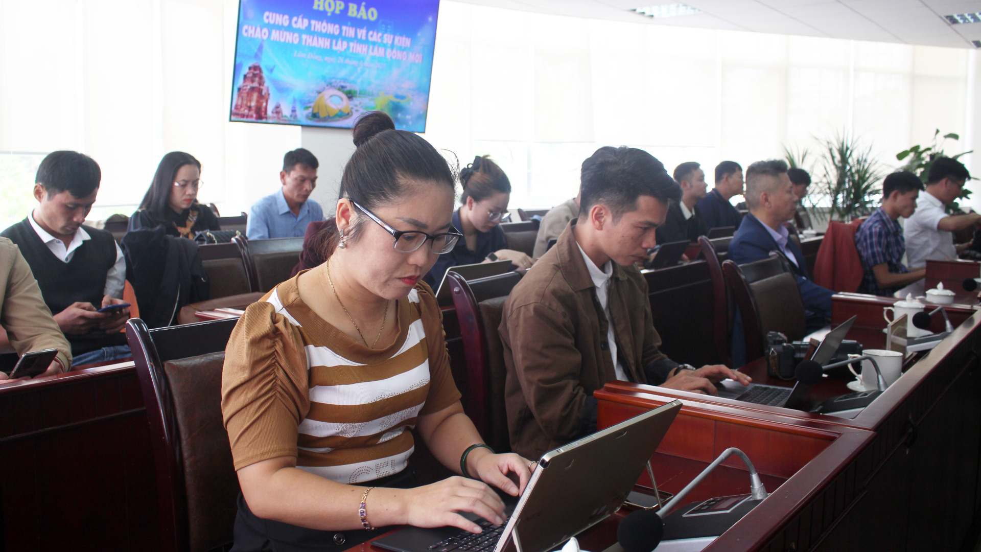 Các phóng viên, nhà báo dự cuộc họp