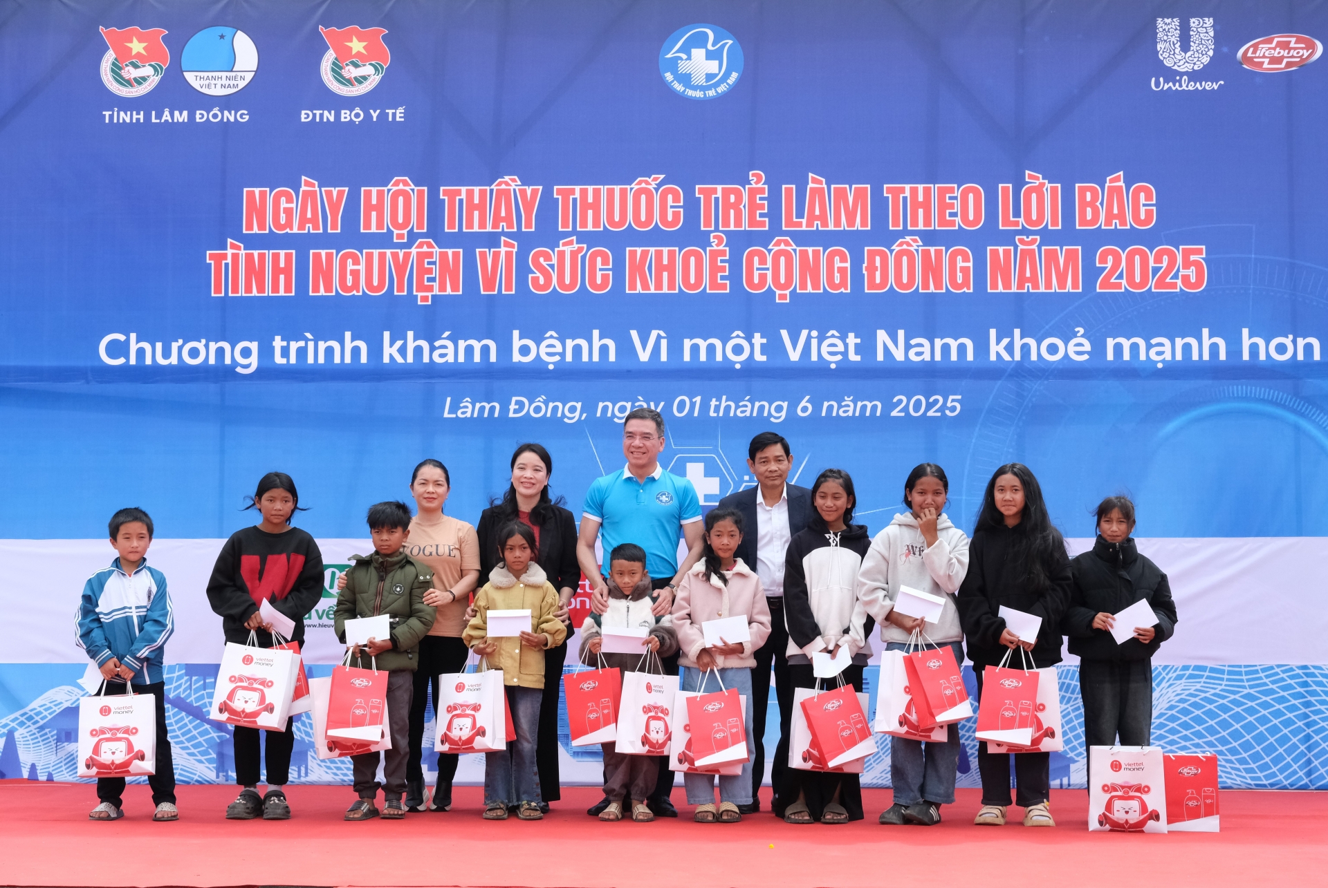 trao 10 phần quà cho các học sinh nghèo vượt khó, mỗi suất gồm 1 triệu đồng tiền mặt và nhu yếu phẩm