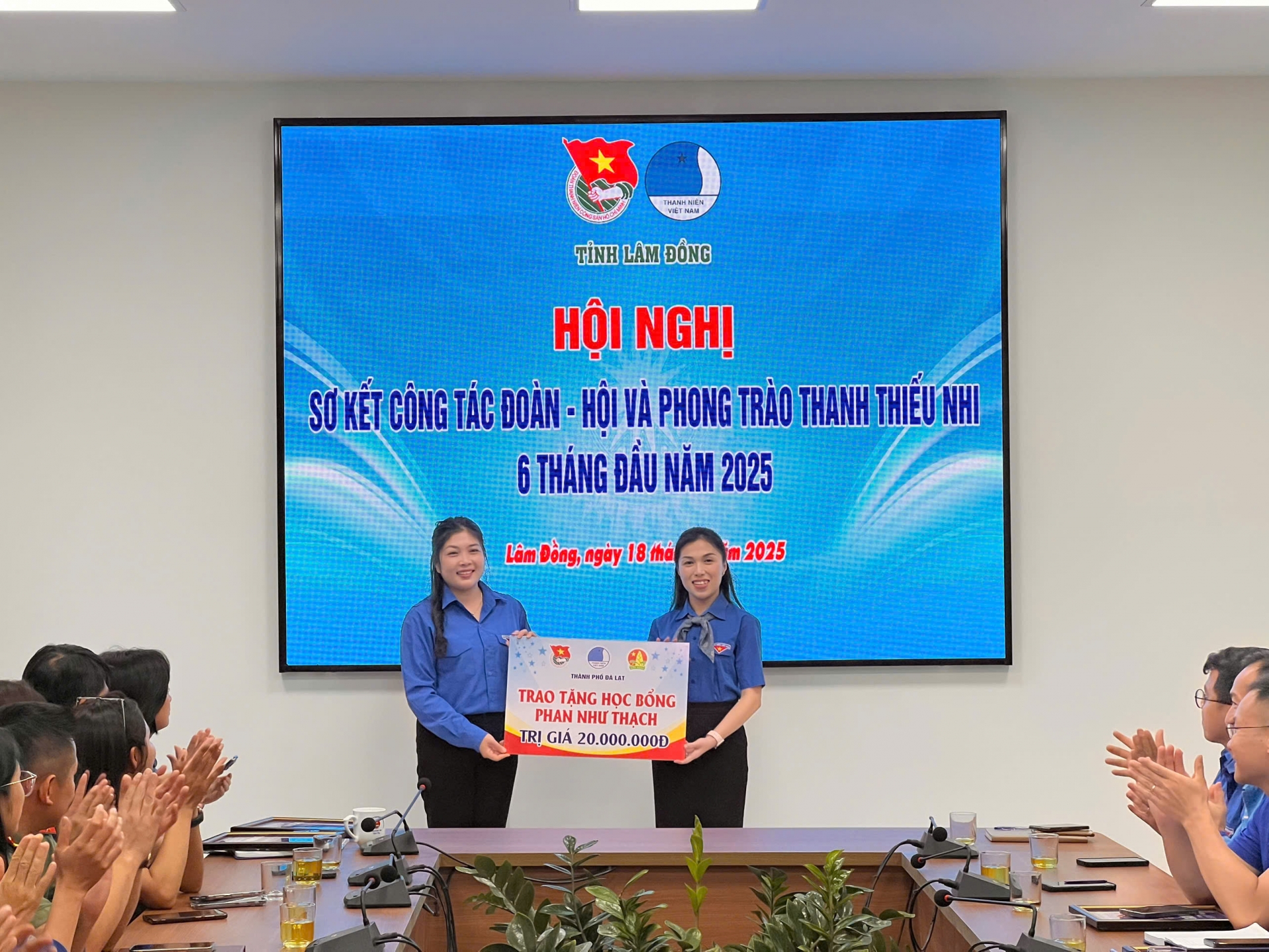 Thành Đoàn Đà Lạt trao tặng Học bổng Phan Như Thạch trị giá 20 triệu đồng cho Tỉnh Đoàn Lâm Đồng