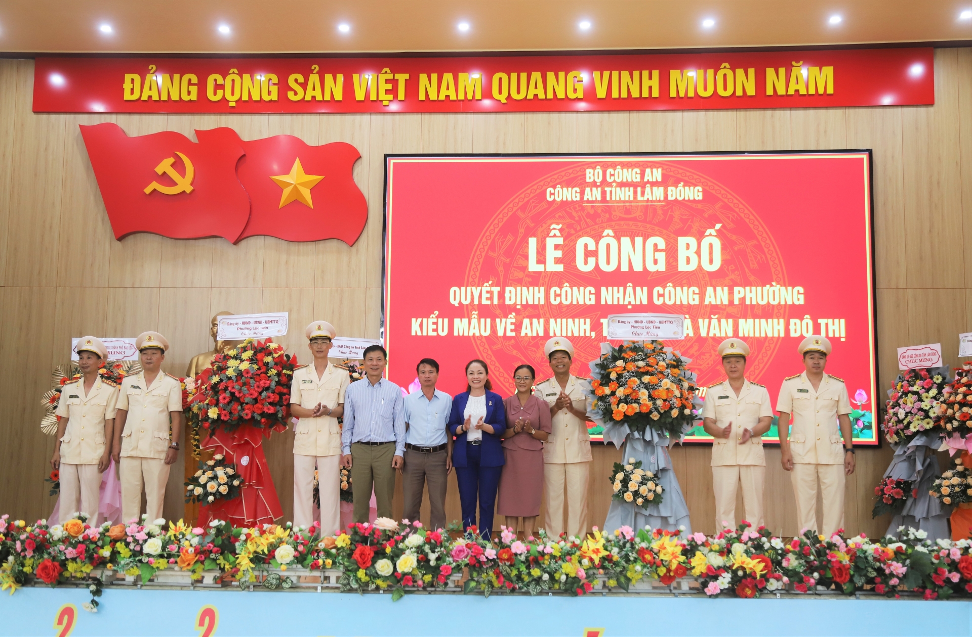 Lãnh đạo phường Lộc Tiến và phường Lộc Sơn tặng hoa chúc mừng Công an 2 địa phương