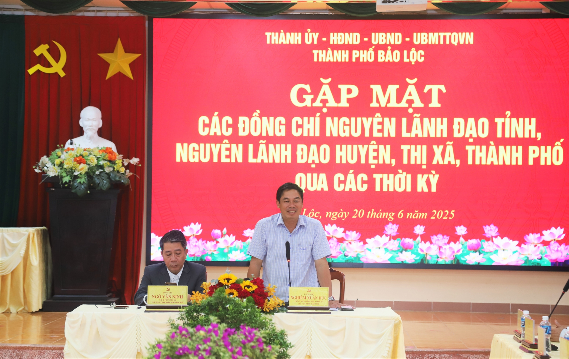Đồng chí Ngô Văn Ninh - Chủ tịch UBND TP Bảo Lộc tiếp thu ý kiến đóng góp của các đồng chí nguyên lãnh đạo tỉnh và TP Bảo Lộc qua các thời kỳ