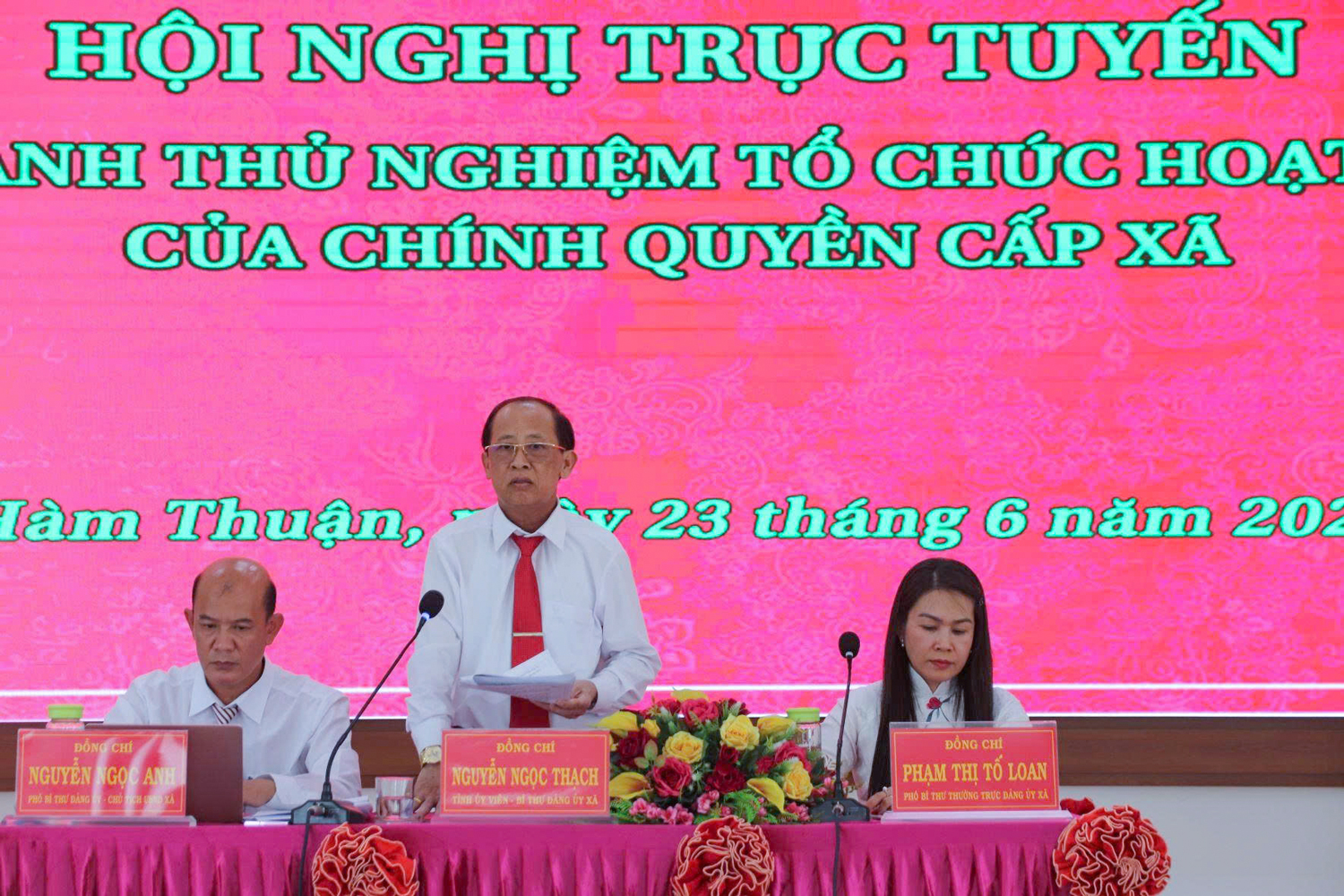 Các đồng chí chủ trì Hội nghị tại điểm cầu xã Hàm Thuận (tỉnh Bình Thuận)