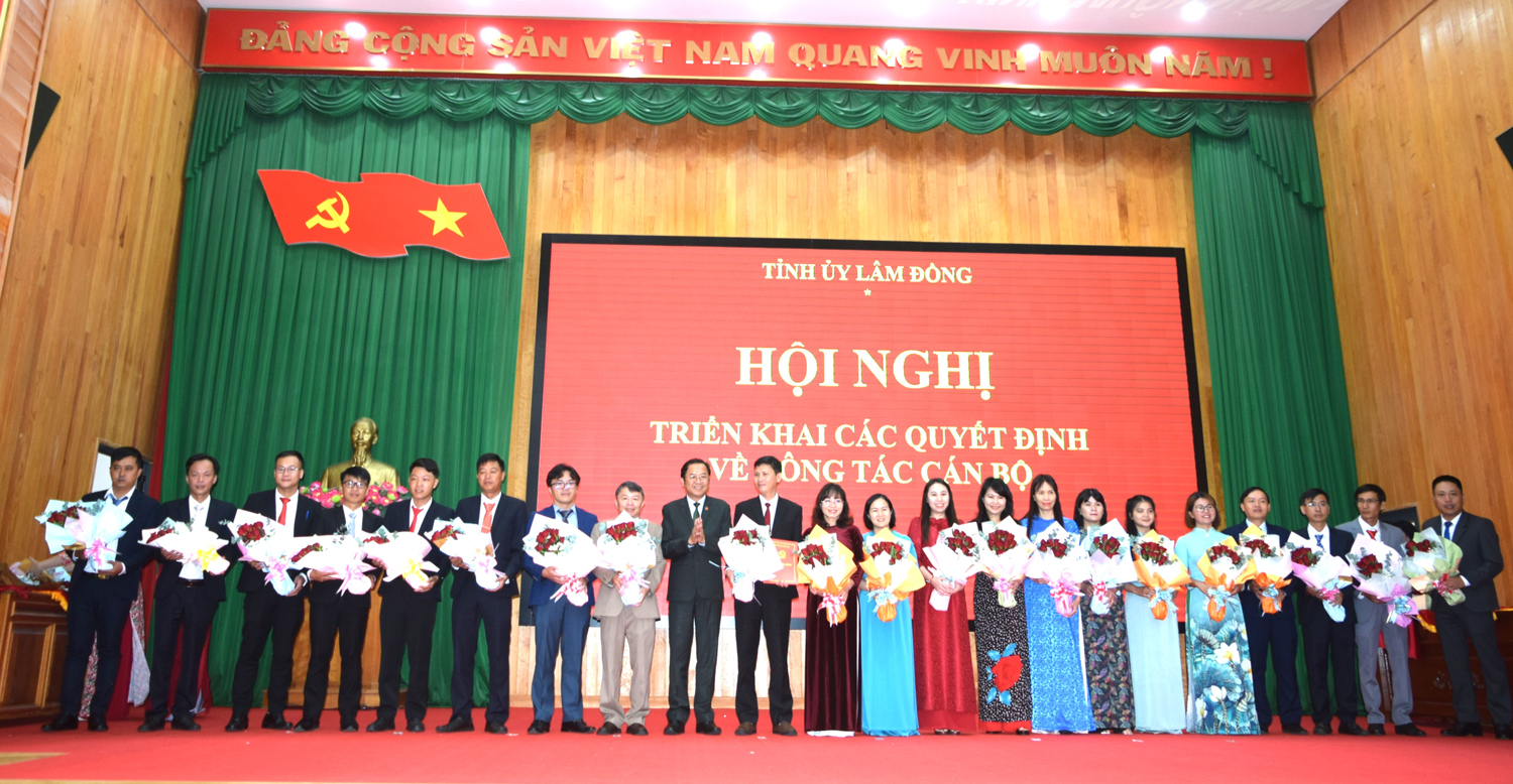 Đồng chí Tôn Thiện Đồng trao các quyết định và tặng hoa chúc mừng Ban Chấp hành Đảng bộ xã Tân Hội