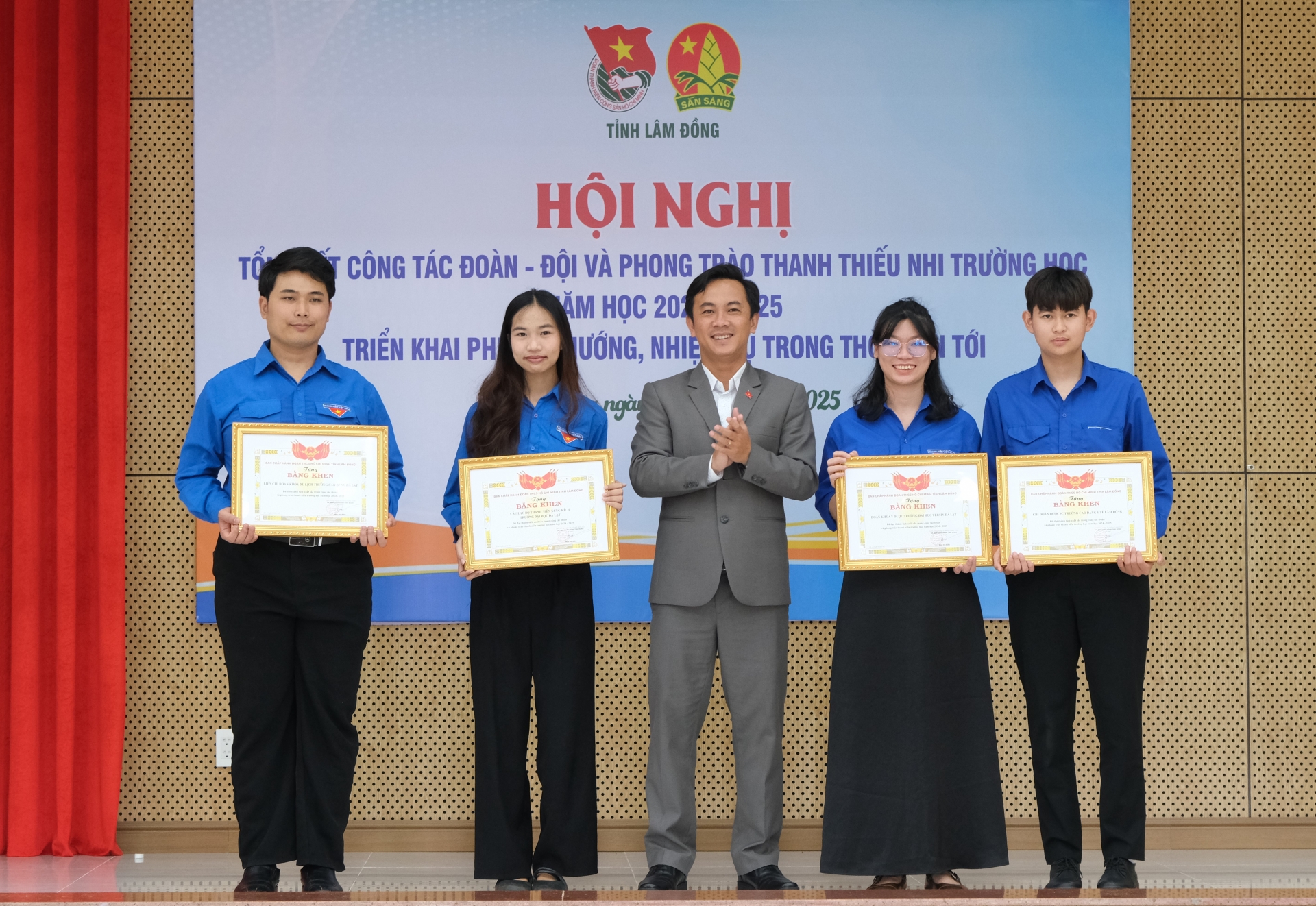 Tặng Bằng khen cho các tập thể, cá nhân đạt thành tích xuất sắc công tác Đoàn và phong trào thanh niên trường học khối trường Đại học, 
Cao đẳng