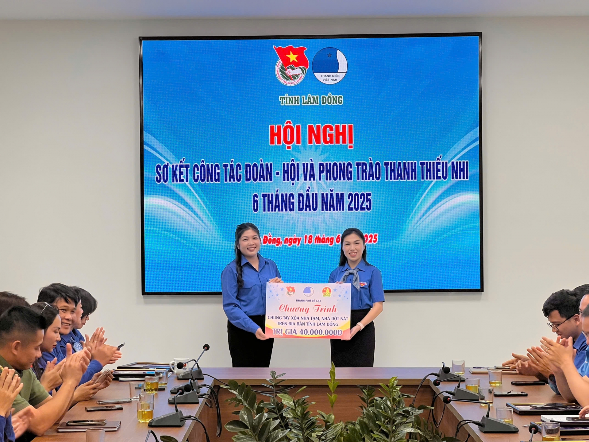 Thành Đoàn Đà Lạt trao tặng kinh phí thực hiện Chương trình chung tay xóa nhà tạm, nhà dột nát với số tiền 40 triệu đồng