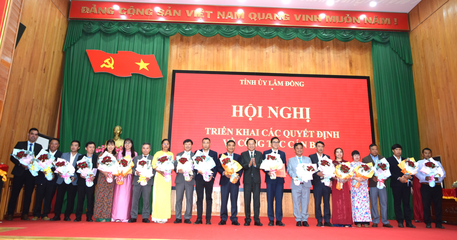 Đồng chí Tôn Thiện Đồng trao các quyết định và tặng hoa chúc mừng Ban Chấp hành Đảng bộ xã Ninh Gia
