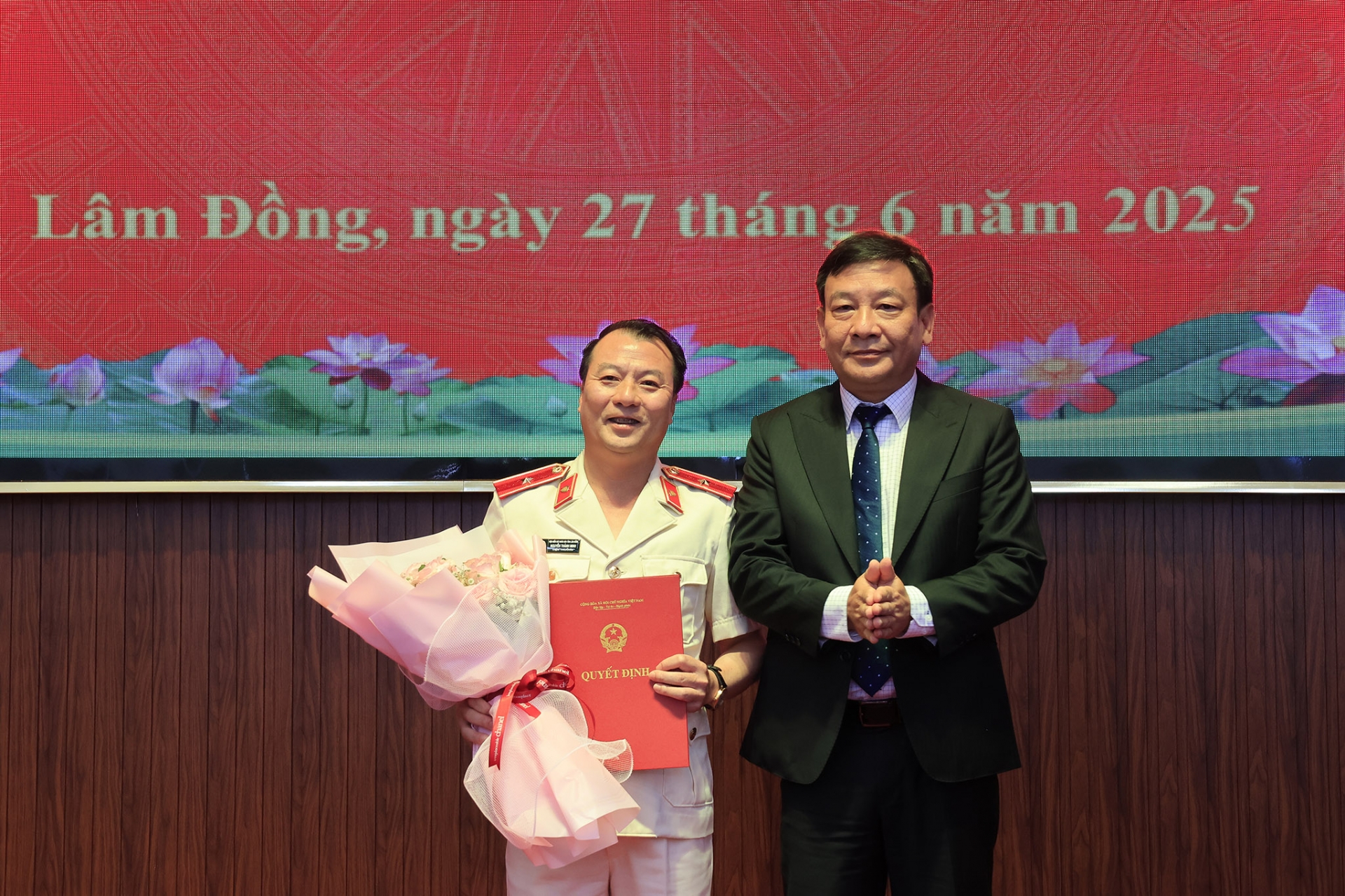 Lãnh đạo tỉnh Lâm Đồng tặng hoa chúc mừng đồng chí Nguyễn Thành Minh 