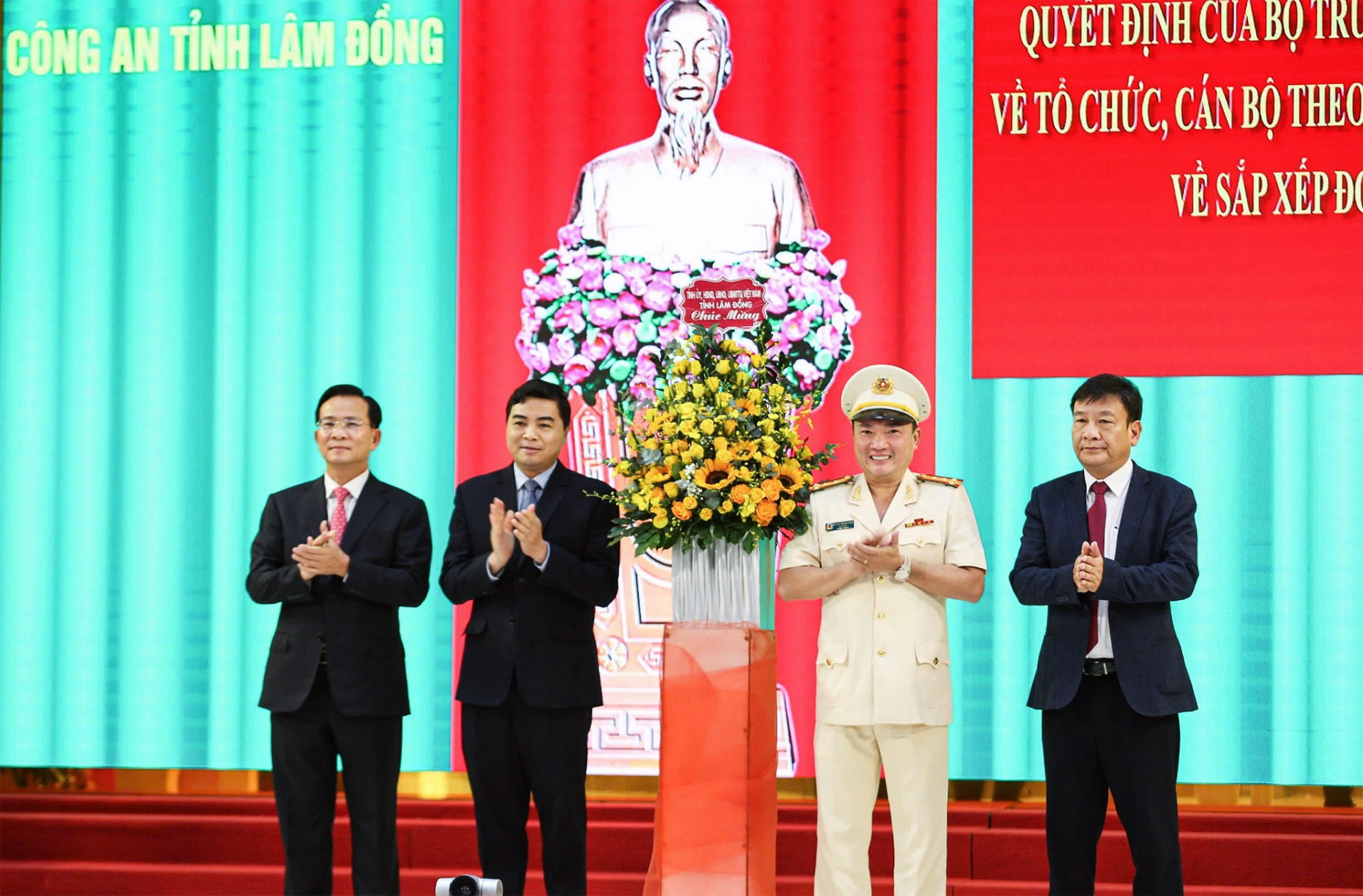 Lãnh đạo tỉnh Lâm Đồng, Đắk Nông, Bình Thuận tặng hoa chúc mừng Giám đốc Công an tỉnh Lâm Đồng (mới)