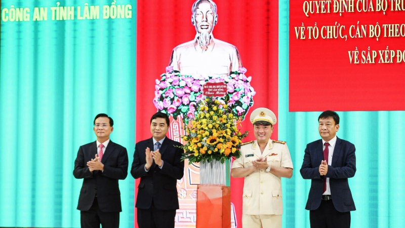 Công an tỉnh Lâm Đồng công bố quyết định sắp xếp tổ chức, cán bộ theo Nghị quyết Quốc hội