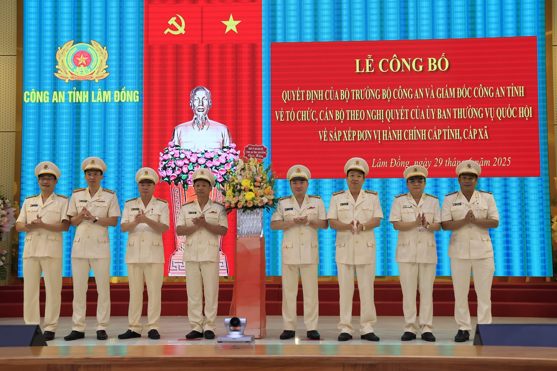 Đảng ủy, Ban Giám đốc Công an tỉnh tặng hoa chúc mừng Đại tá Trương Minh Đương