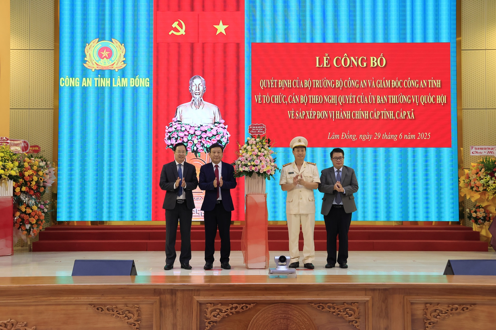 Lãnh đạo tỉnh Lâm Đồng tặng hoa chúc mừng Đại tá Bùi Đức Thịnh - Phó Giám đốc Công an tỉnh Lâm Đồng đến công tác, đảm nhiệm chức vụ Cục phó Cục Trang bị và kho vận, Bộ Công an