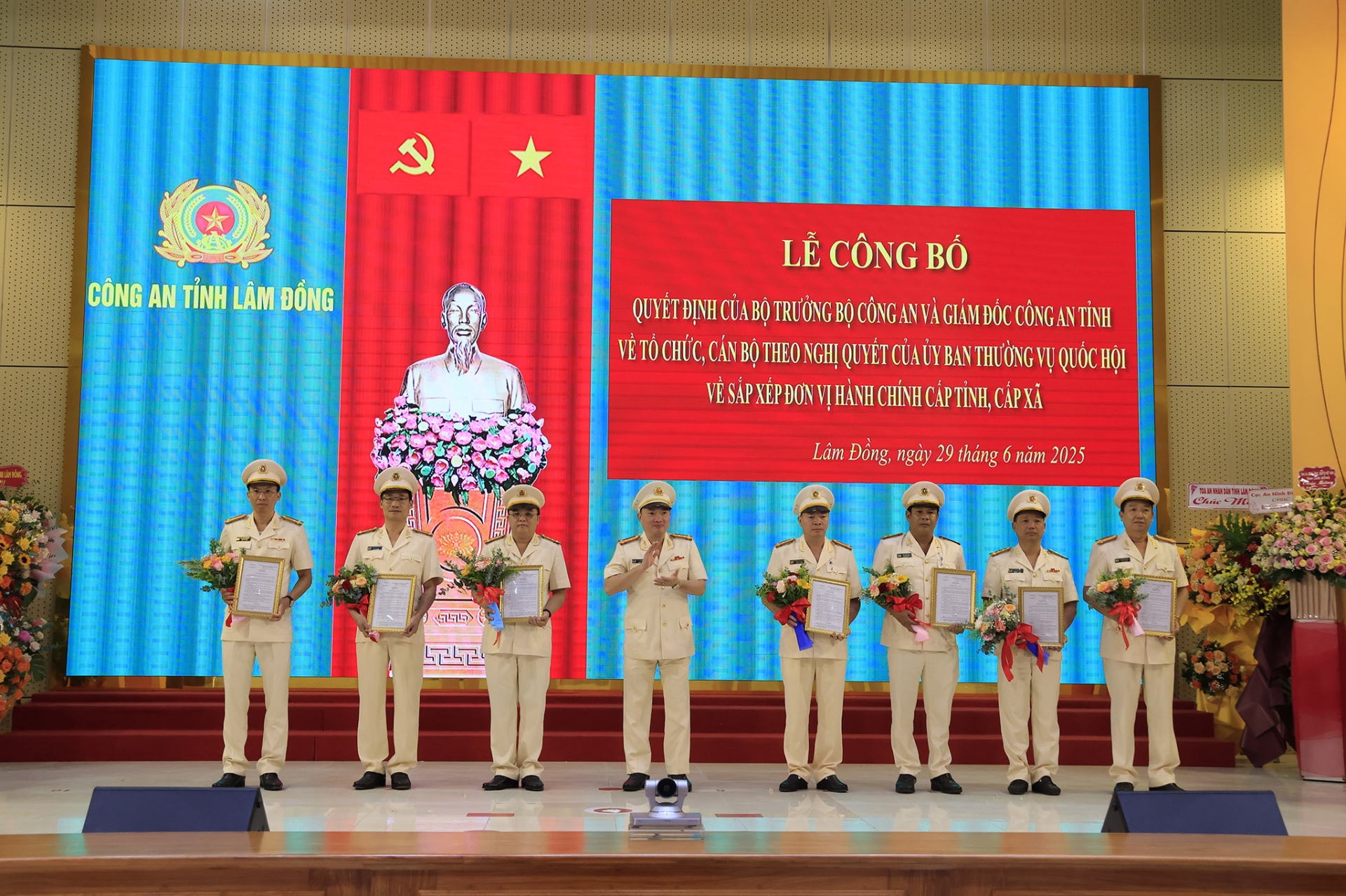 Lãnh đạo Công an tỉnh trao các quyết định bổ nhiệm 7 đồng chí Phó Giám đốc Công an tỉnh Lâm Đồng sau sáp nhập