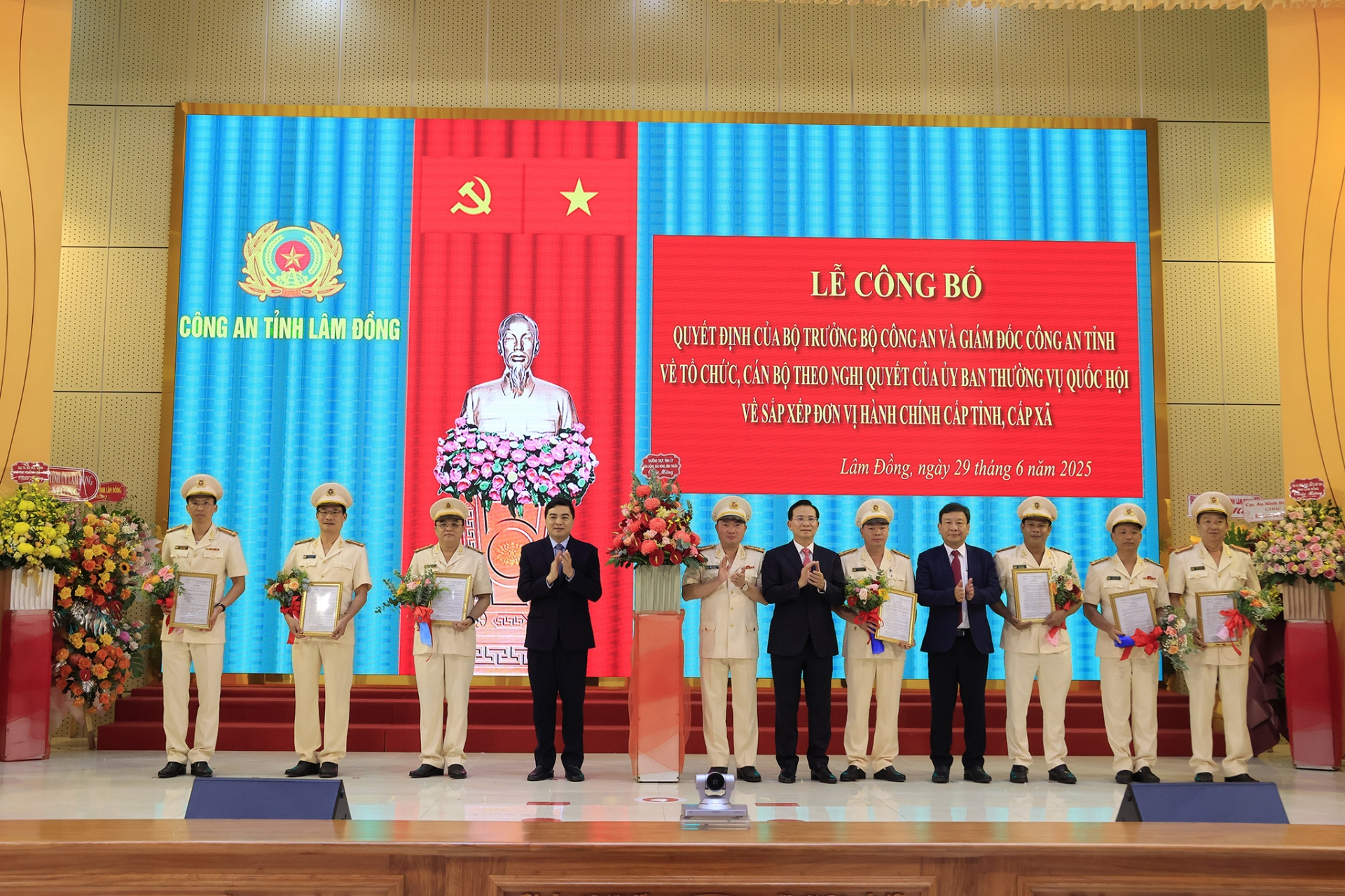 Lãnh đạo tỉnh Lâm Đồng, Đắk Nông, Bình Thuận tặng hoa chúc mừng các Phó Giám đốc Công an tỉnh Lâm Đồng (mới)
