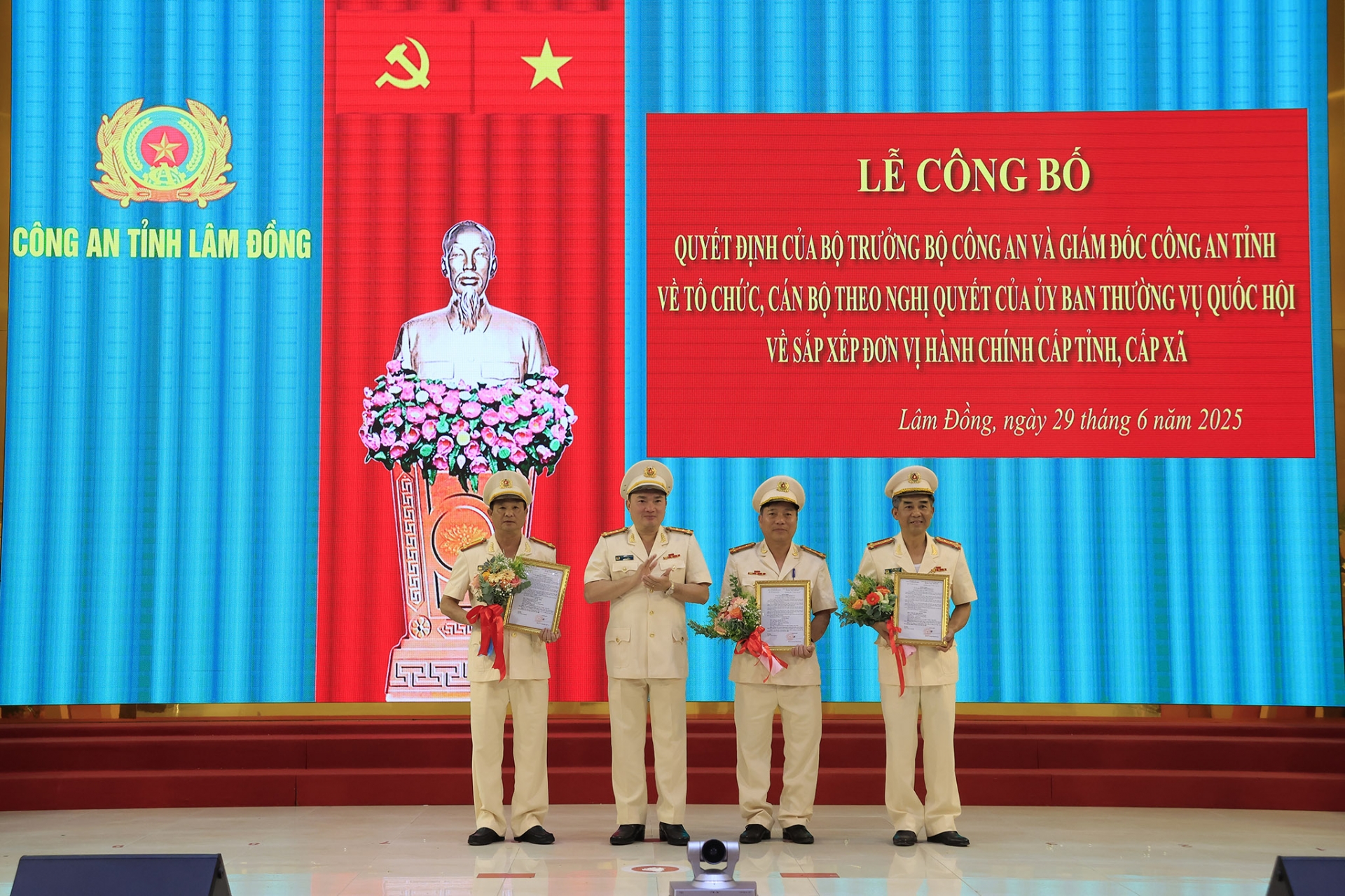 Giám đốc Công an tỉnh Lâm Đồng đã trao quyết định nghỉ công tác hưởng chế độ hưu trí trước hạn tuổi phục vụ từ ngày 1/7/2025 đối với 3 đồng chí: Đại tá Trần Vĩnh Phú - Trưởng Phòng An ninh kinh tế, Đại Nguyễn Tấn Vũ - Chánh Thanh tra Công an tỉnh và Thượng tá Trần Quốc Hội - Trưởng phòng Cảnh sát QLHC về TTXH.