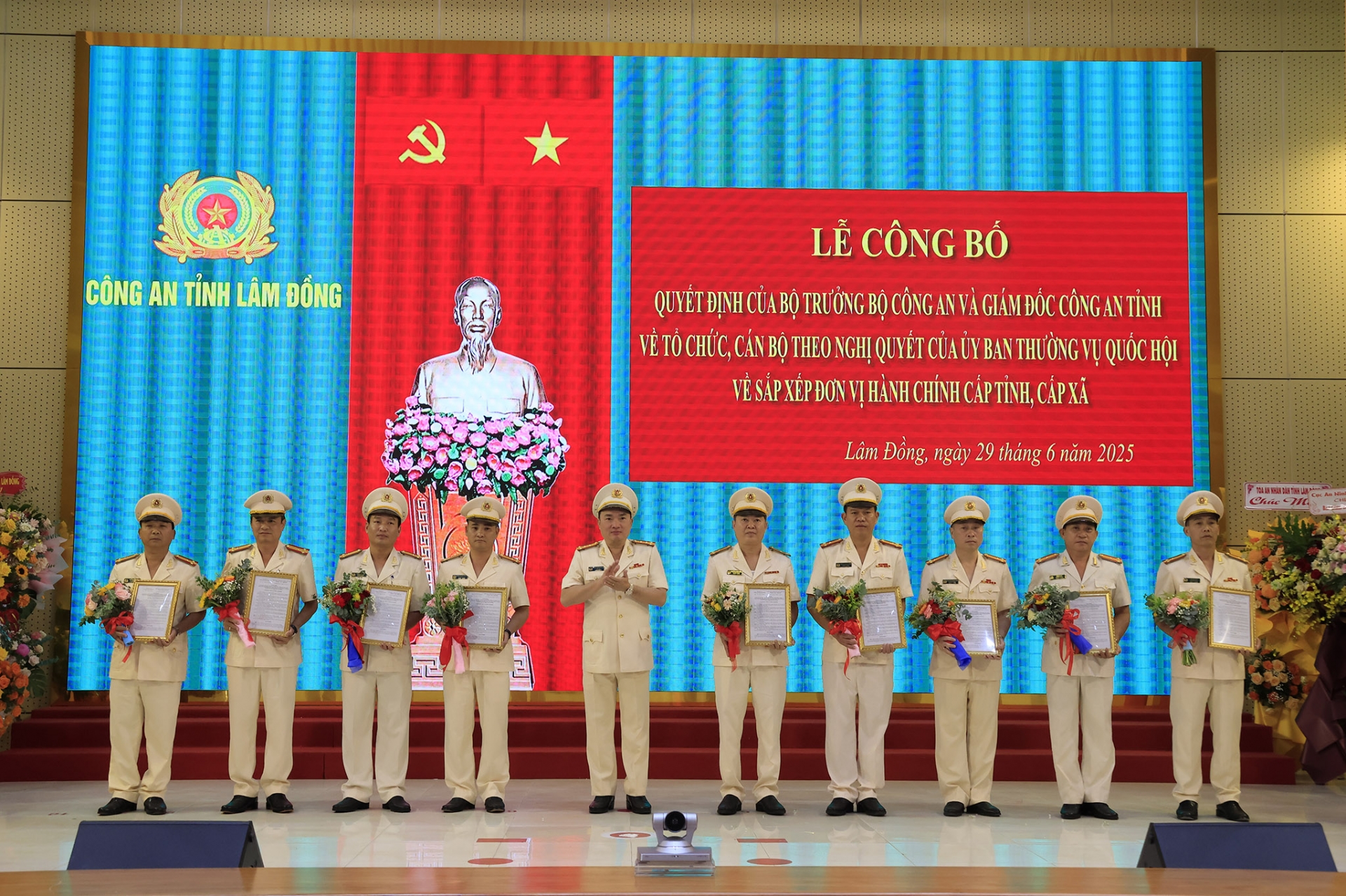 Lãnh đạ công an tỉnh trao các quyết định cho các trưởng phòng