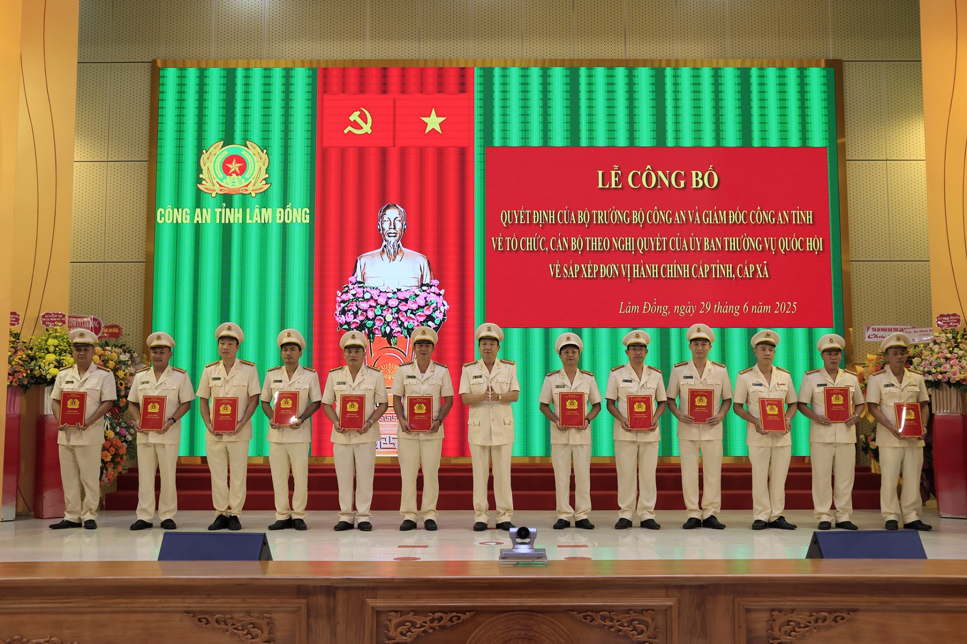 Lãnh đạo Công an tỉnh trao các quyệt định bổ nhiệ các Phó trưởng phòng nghiệp vụ