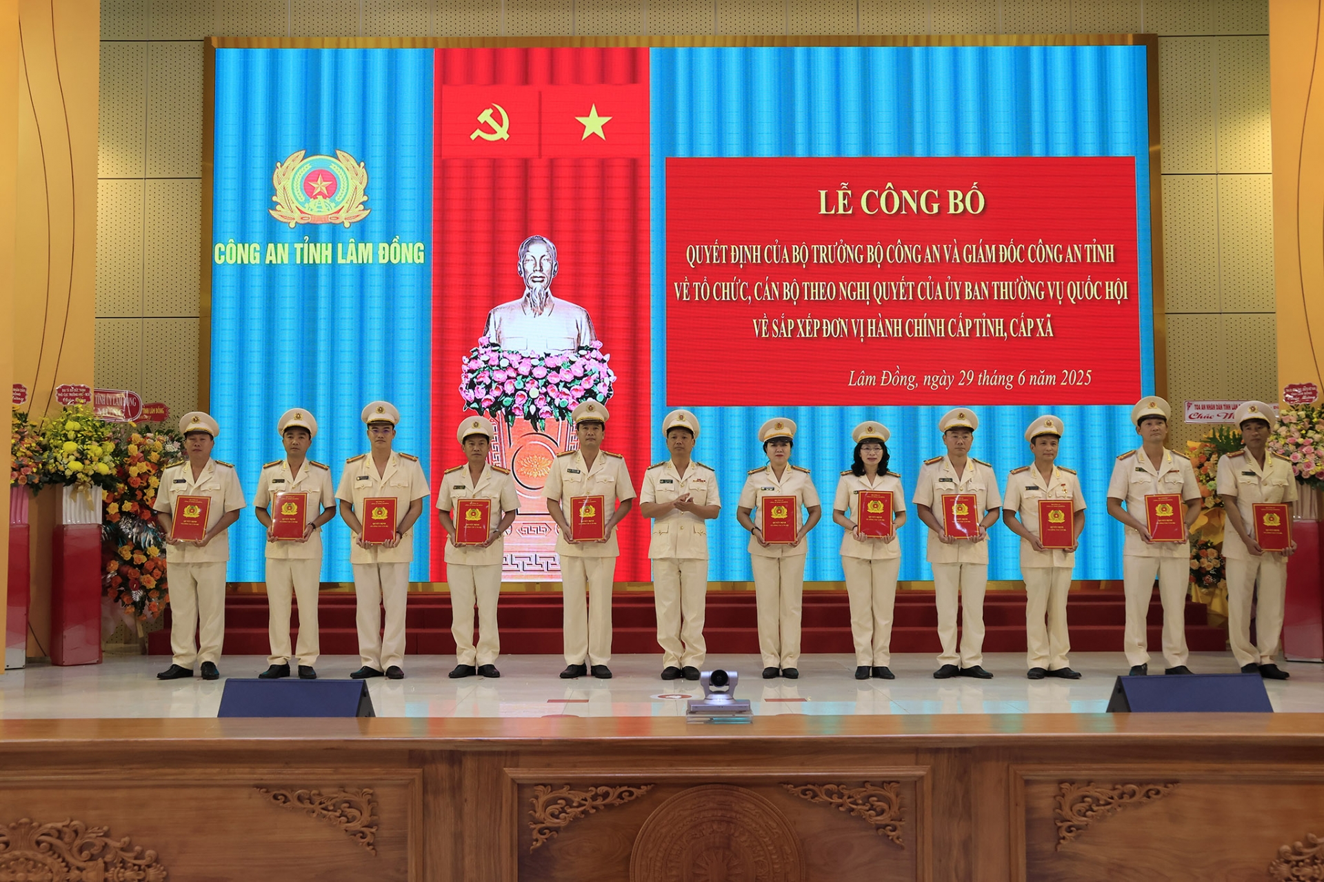 Đại tá Đậu Xuân Bảo - Phó Giám đốc Công an tỉnh Lâm Đồng trao quyết định cho các phó trưởng phòng nghiệp vụ