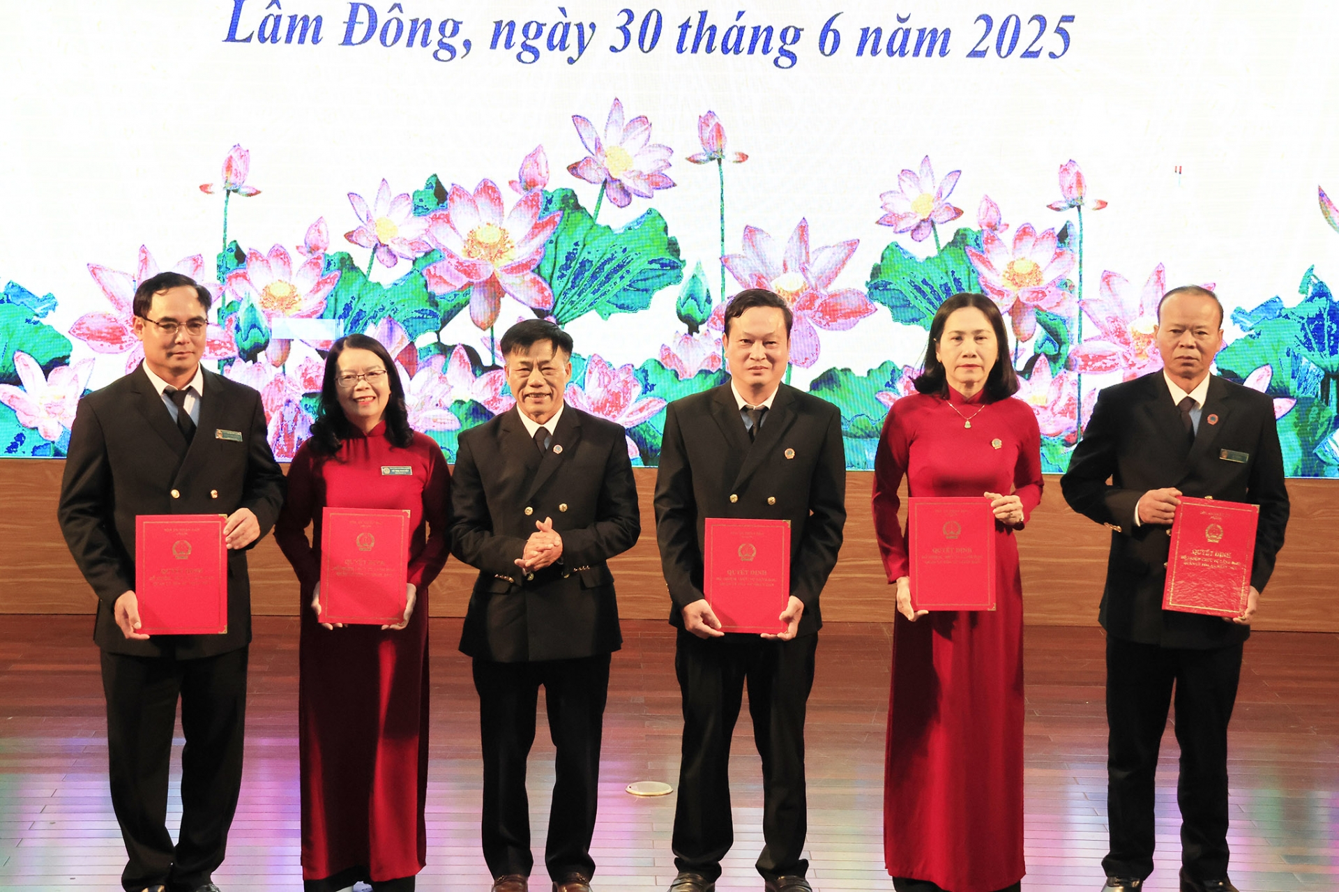 Lãnh đạo Tòa án tỉnh trao quyết định  các quyết định của Chánh án Tòa án Nhân dân tối cao bổ nhiệm chức vụ Phó Chánh án Tòa án Nhân dân tỉnh Lâm Đồng 