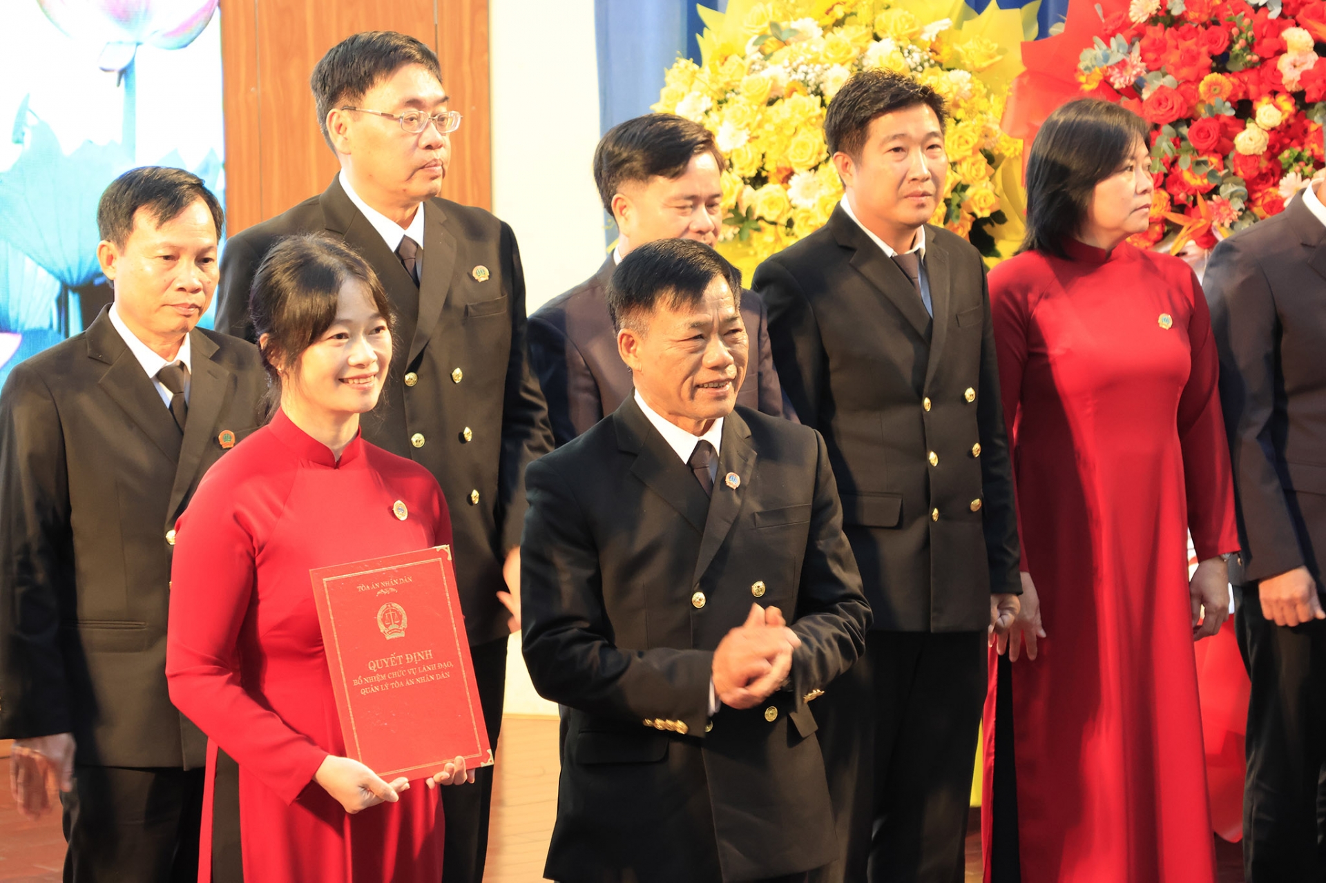 Lãnh đạo Tòa án tỉnh quyết định của Chánh án Tòa án Nhân dân tối cao bổ nhiệm các Chánh án và Phó Chánh án đối với Tòa án Nhân dân 17 khu vực trực thuộc Tòa án Nhân dân tỉnh Lâm Đồng sau hợp nhất