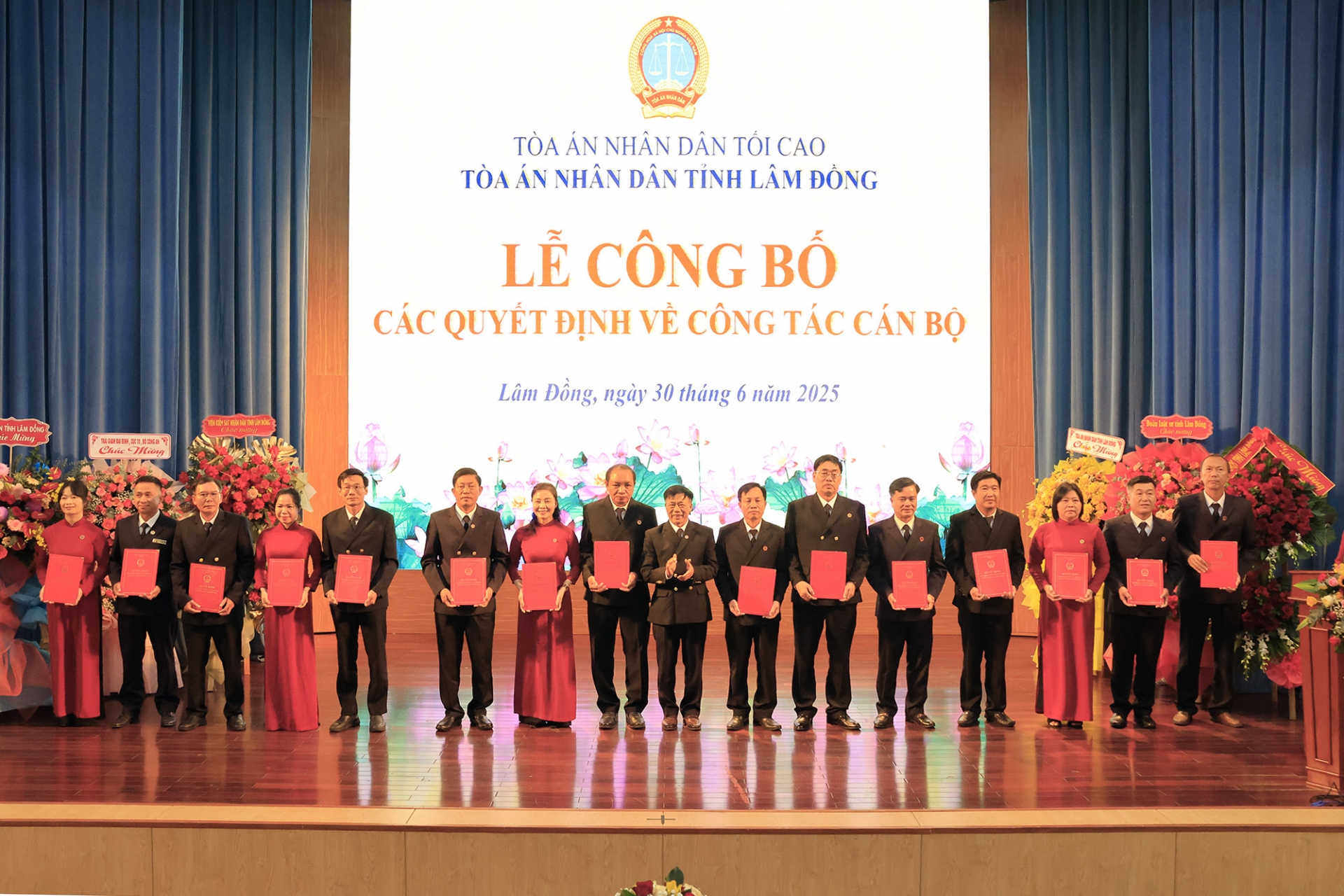 Lãnh đạo Tòa án tỉnh trao quyết định của Chánh án Tòa án Nhân dân tối cao bổ nhiệm các Chánh án Tòa án Nhân dân khu vực 