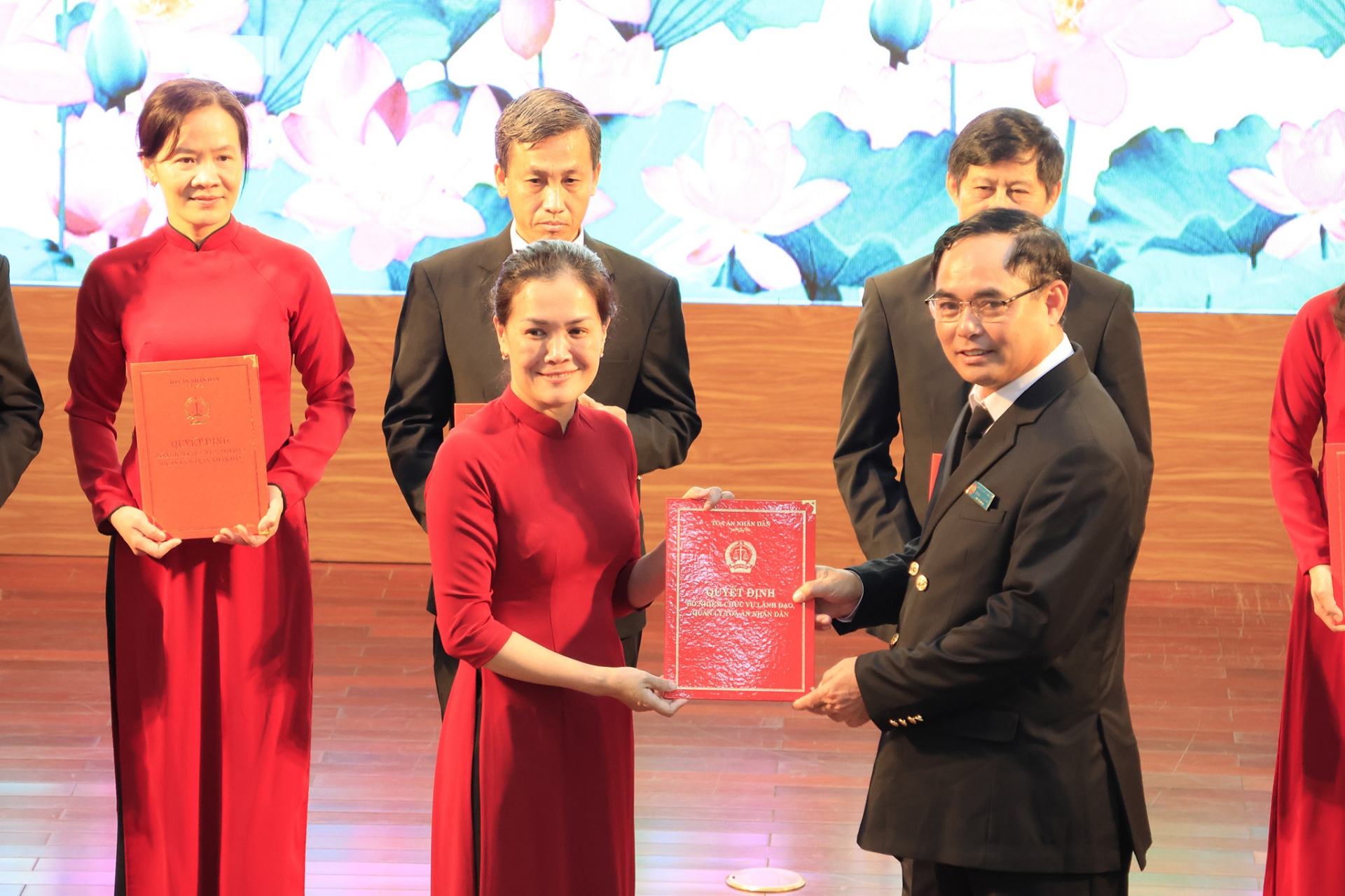 Lãnh đạo Tòa án tỉnh trao quyết định của Chánh án Tòa án Nhân dân tối cao bổ nhiệm các Chánh án Tòa án Nhân dân khu vực 