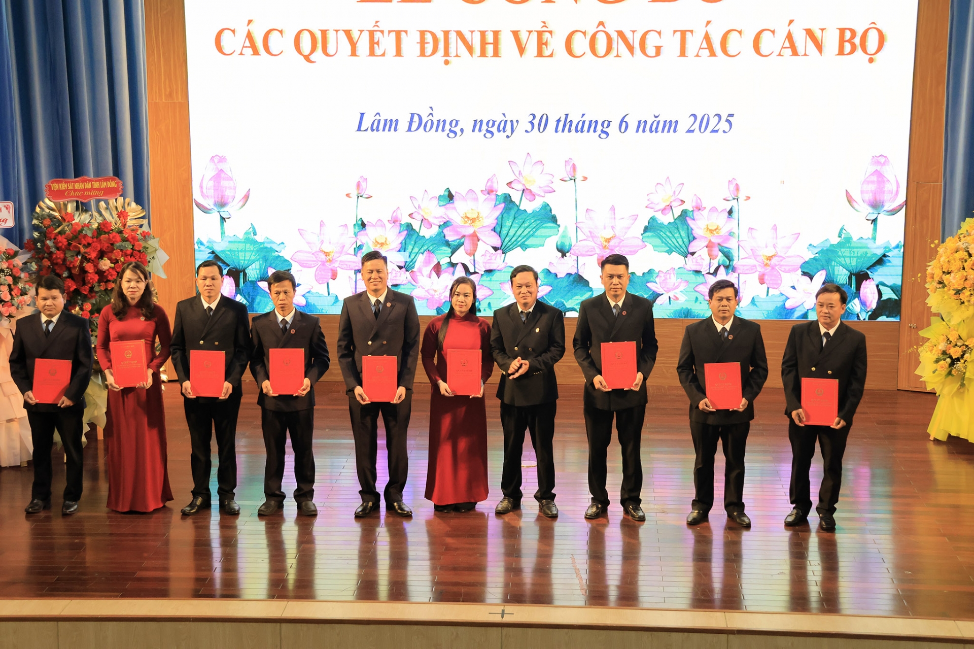 Lãnh đạo Tòa án tỉnh trao quyết định của Chánh án Tòa án Nhân dân tối cao bổ nhiệm các Phó Chánh án Tòa án Nhân dân khu vực