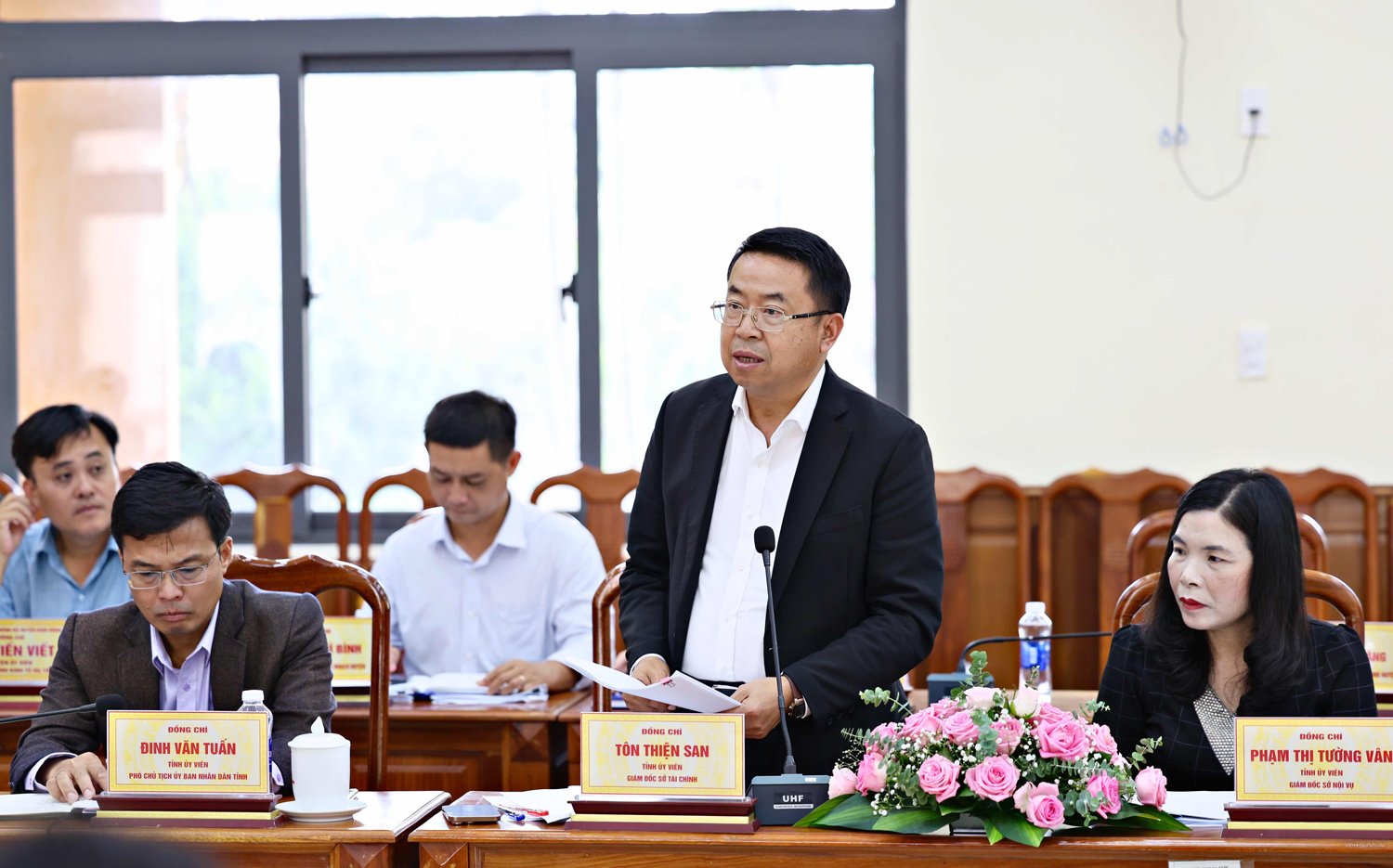 Giám đốc Sở Tài chính Tôn Thiện San trao đổi, trả lời các kiến nghị của huyện Đam Rông liên quan tới lĩnh vực tài chính, đầu tư công