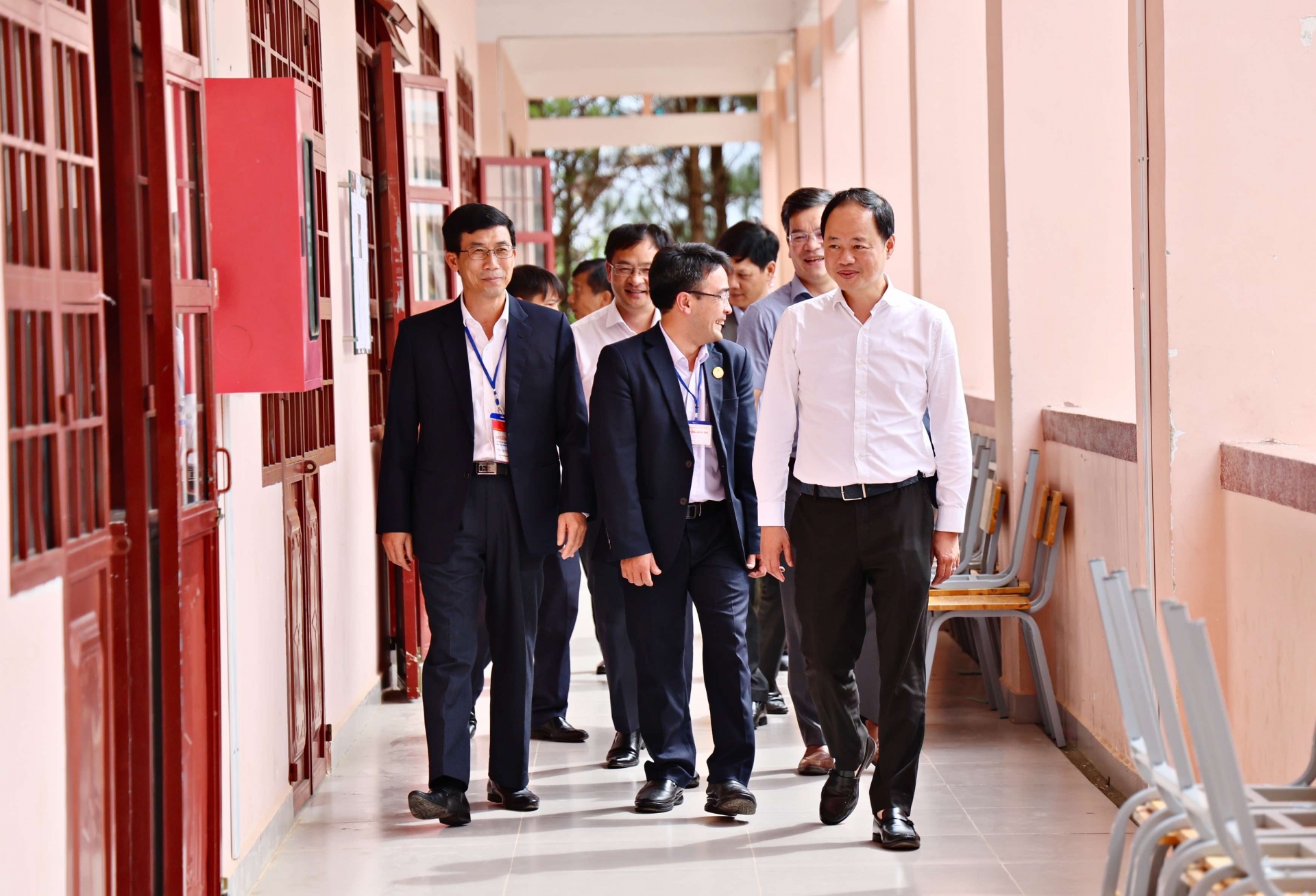 Đoàn công tác của UBND tỉnh kiểm tra thực tế cơ sở vật chất tại các điểm thi tốt nghiệp THPT trên địa bàn TP Đà Lạt chiều nay