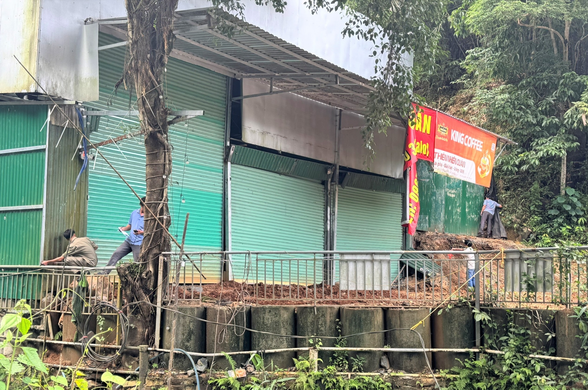 Vào sáng nay, cơ quan chức năng huyện Đạ Huoai đã có mặt kiểm tra, nhưng công trình này đóng kín cửa không có người trông coi