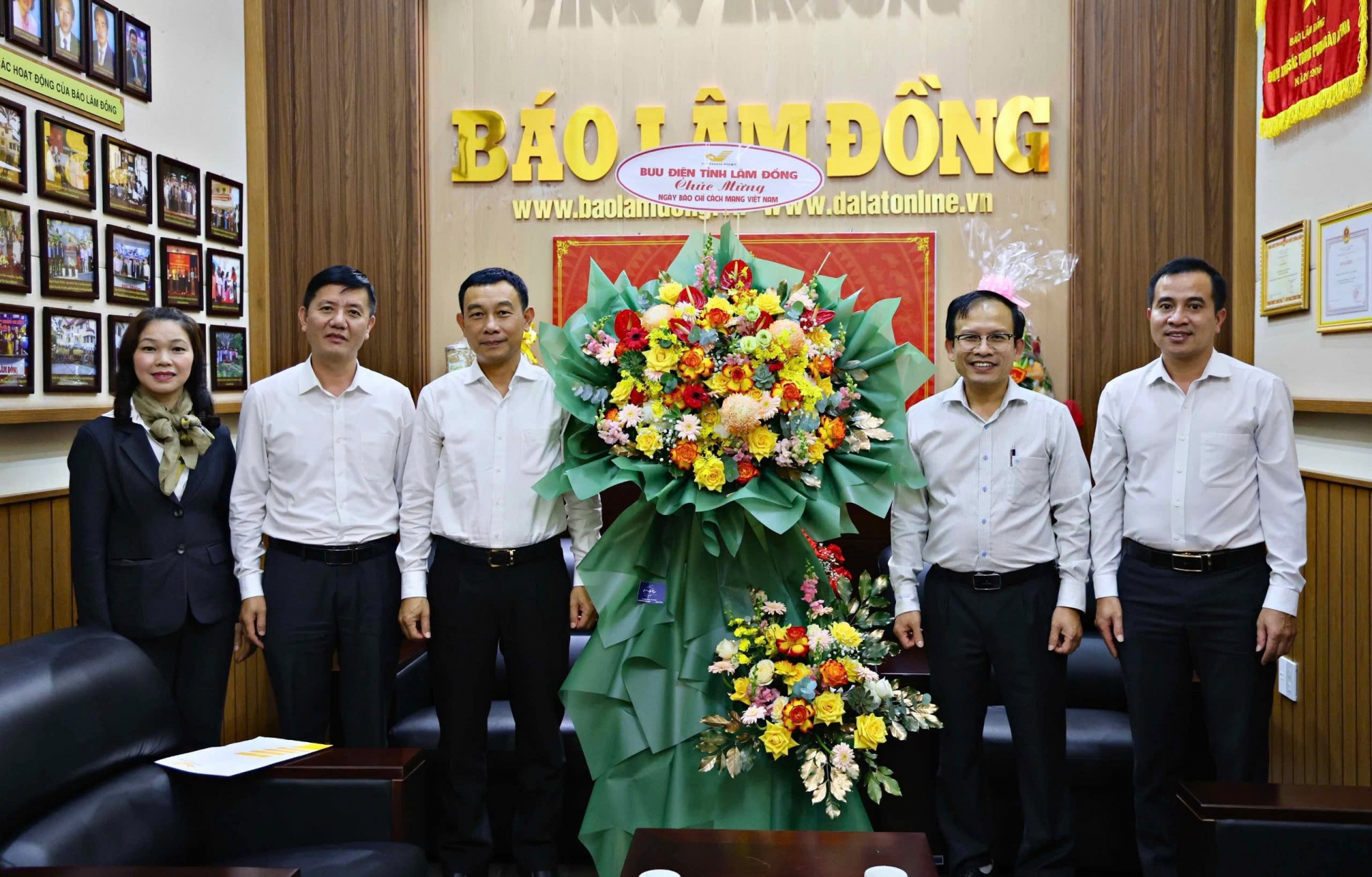 Bưu điện tỉnh Lâm Đồng chúc mừng 100 năm Ngày Báo chí cách mạng Việt Nam