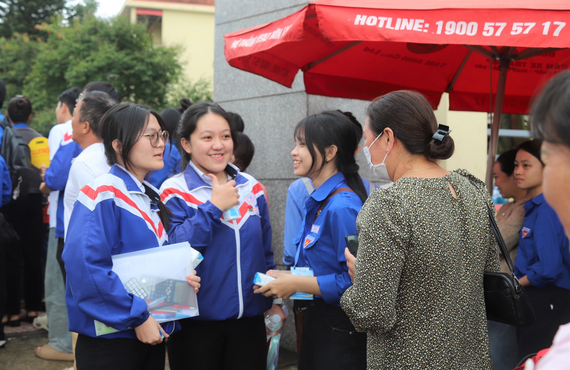 Các thí sinh vui tươi khi kết thúc thời gian làm bài môn Toán rời điểm thi
