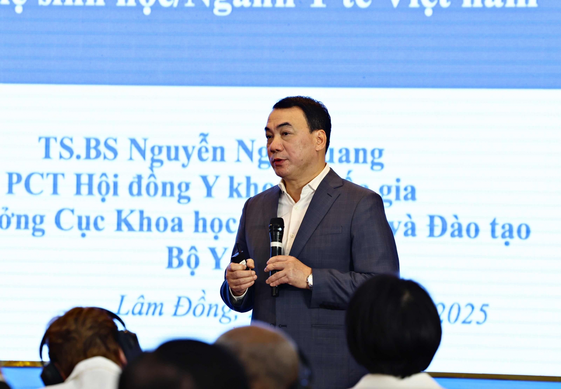 Tiến sĩ Nguyễn Ngô Quang, Cục trưởng Cục Khoa học công nghệ và Đào tạo - Bộ Y Tế trình bày