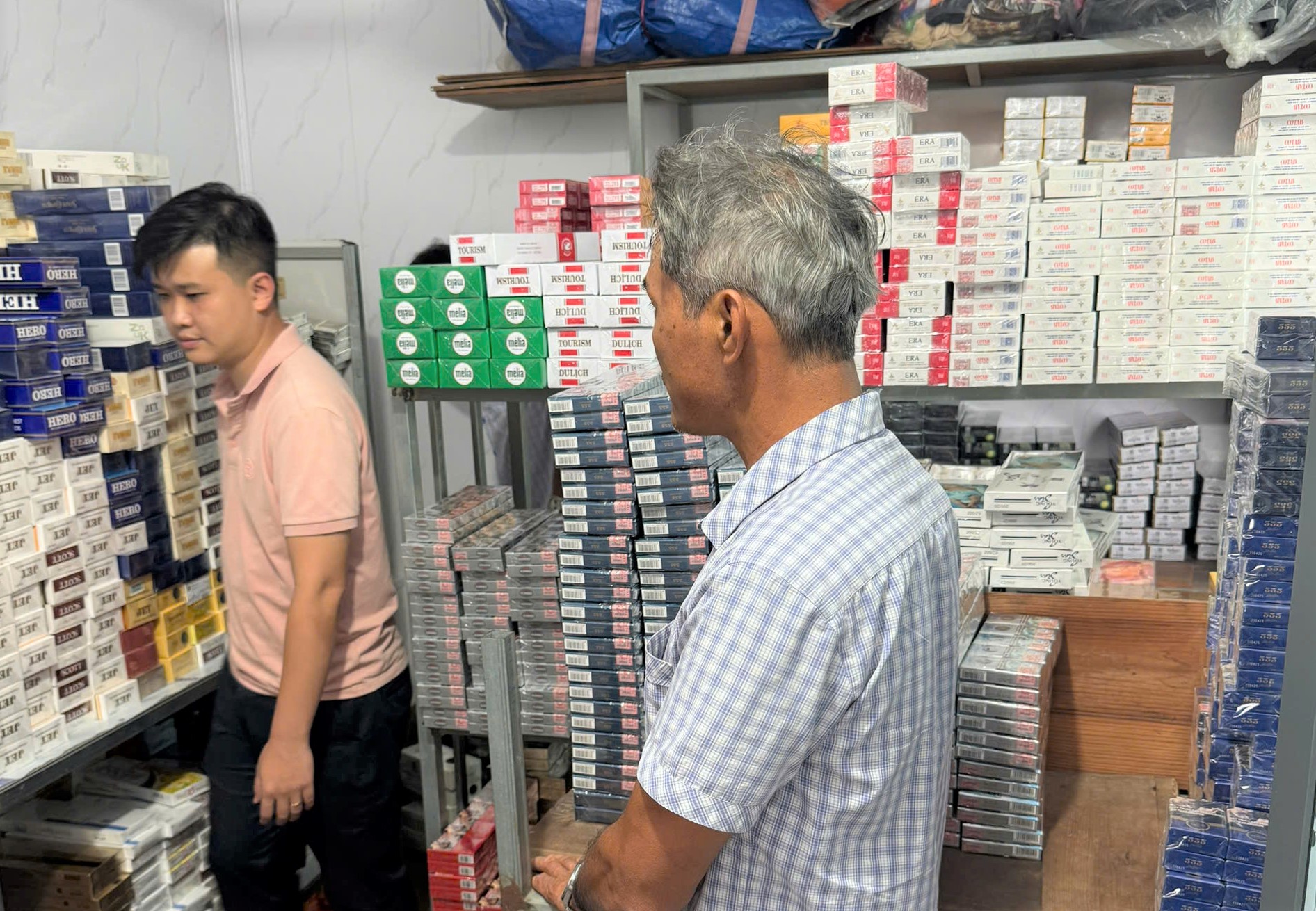 Tại nhà riêng của ông Phương và bà Hiếu, công an phát hiện thu giữ 1.500 cây thuốc lá nhập lậu các loại