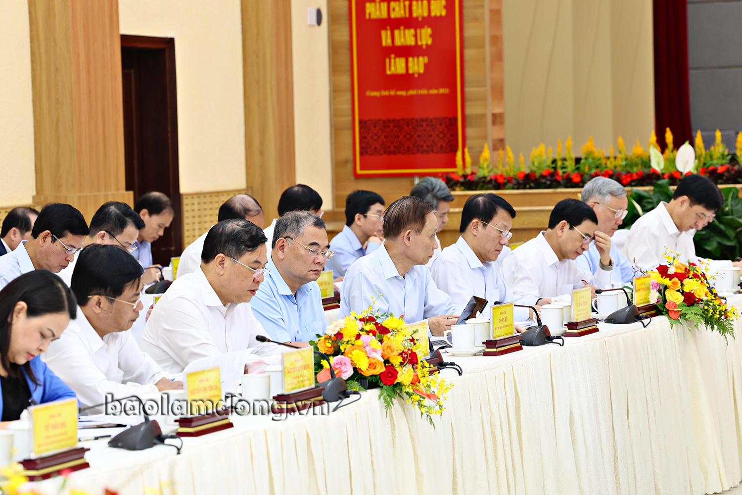 Các đại biểu tham dự buổi làm việc