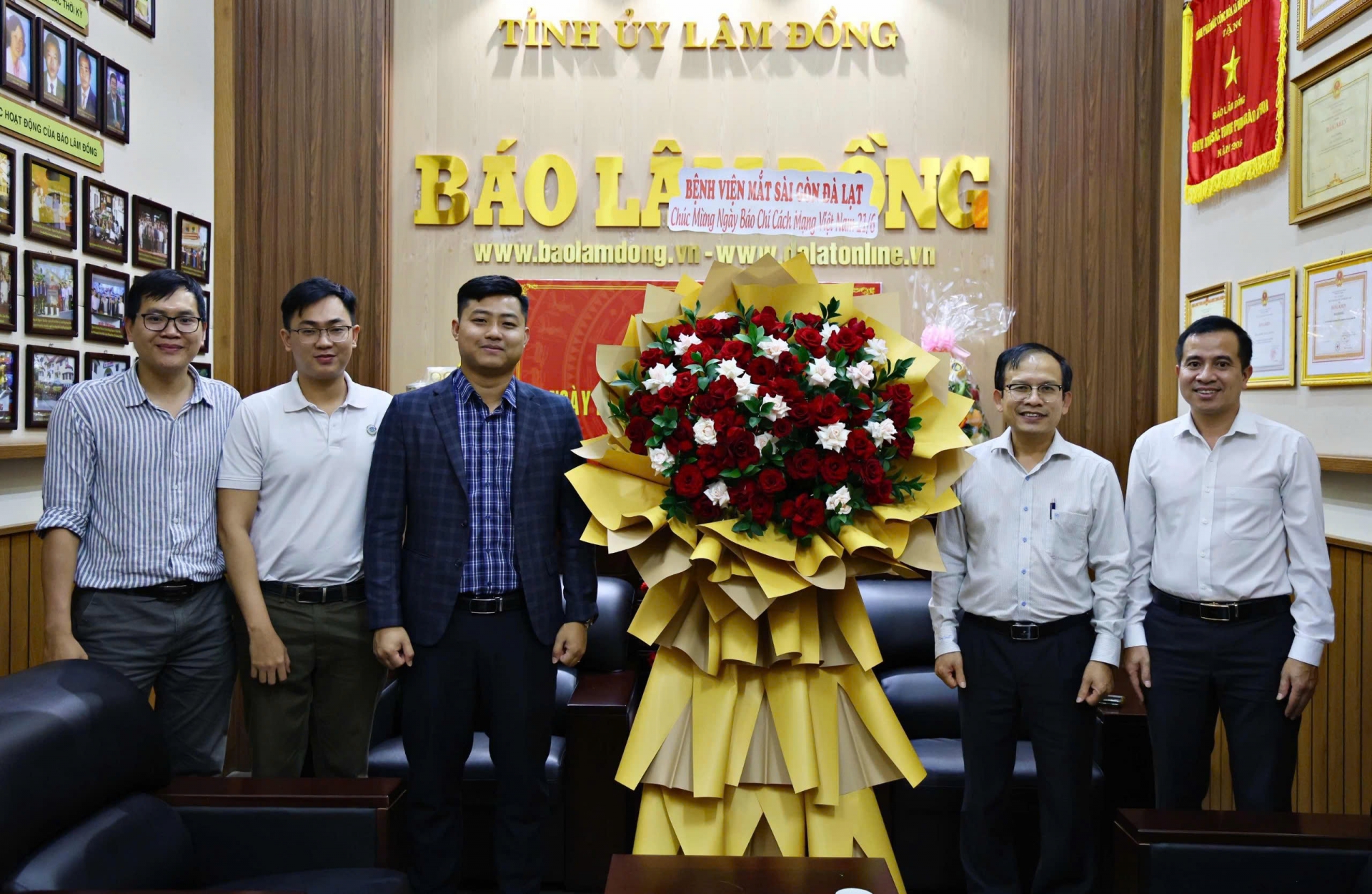Bệnh viện mắt Sài Gòn – Đà Lạt tặng hoa chúc mừng Báo Lâm Đồng