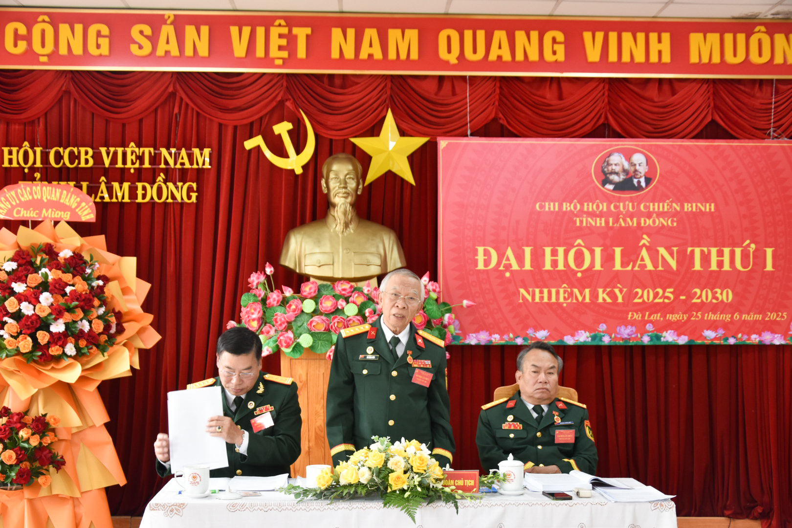 Đồng chí Vũ Công Tiến - Bí thư Chi bộ, Chủ tịch Hội CCB tỉnh tiếp thu ý kiến chỉ đạo 