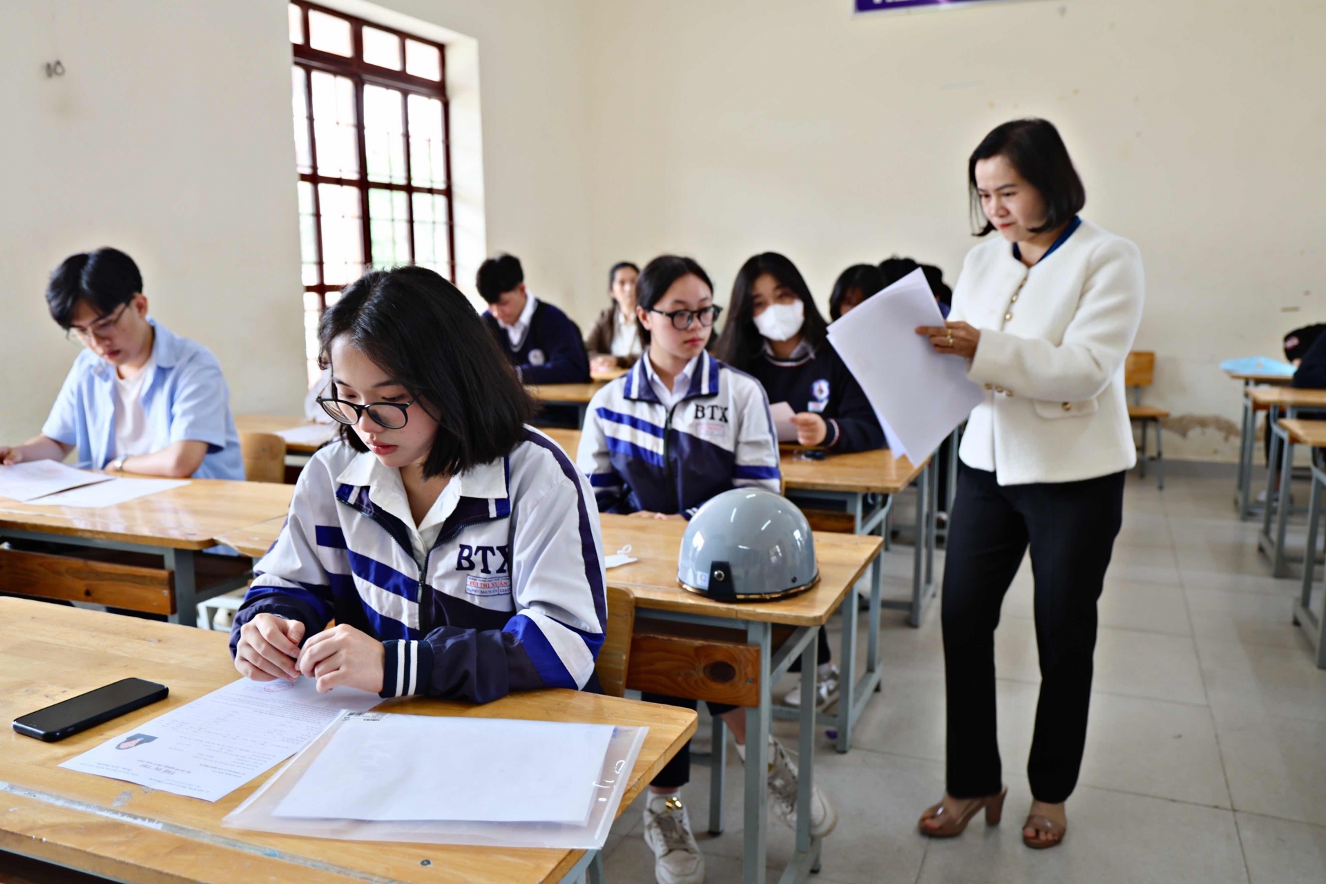 Cán bộ coi thi hướng dẫn các thí sinh điền các thủ tục cần thiết