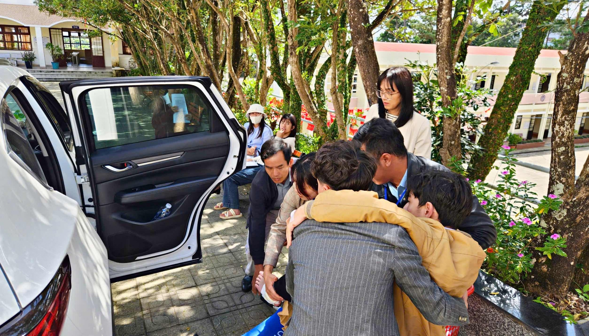 Các thầy cô, cán bộ coi thi, lực lượng liên quan đưa thí sinh Thiên Vũ trở lại điều trị tại Bệnh viên sau khi hoàn tất môn thi cuối cùng